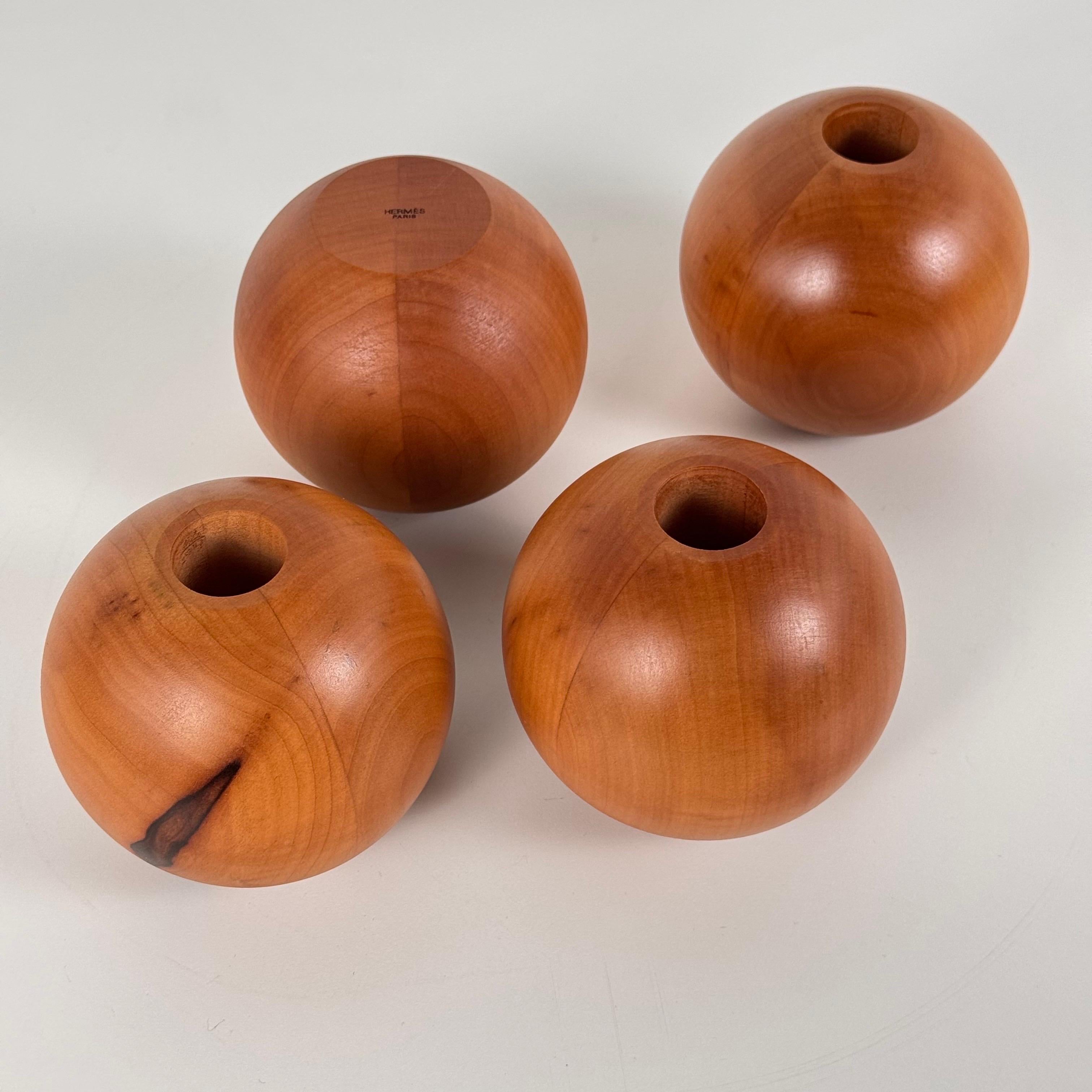 Satz von 4 kugelförmigen Birnbaum-Kerzenhaltern von Bottega Ghianda für Hermès, 1970er Jahre (Italienisch) im Angebot