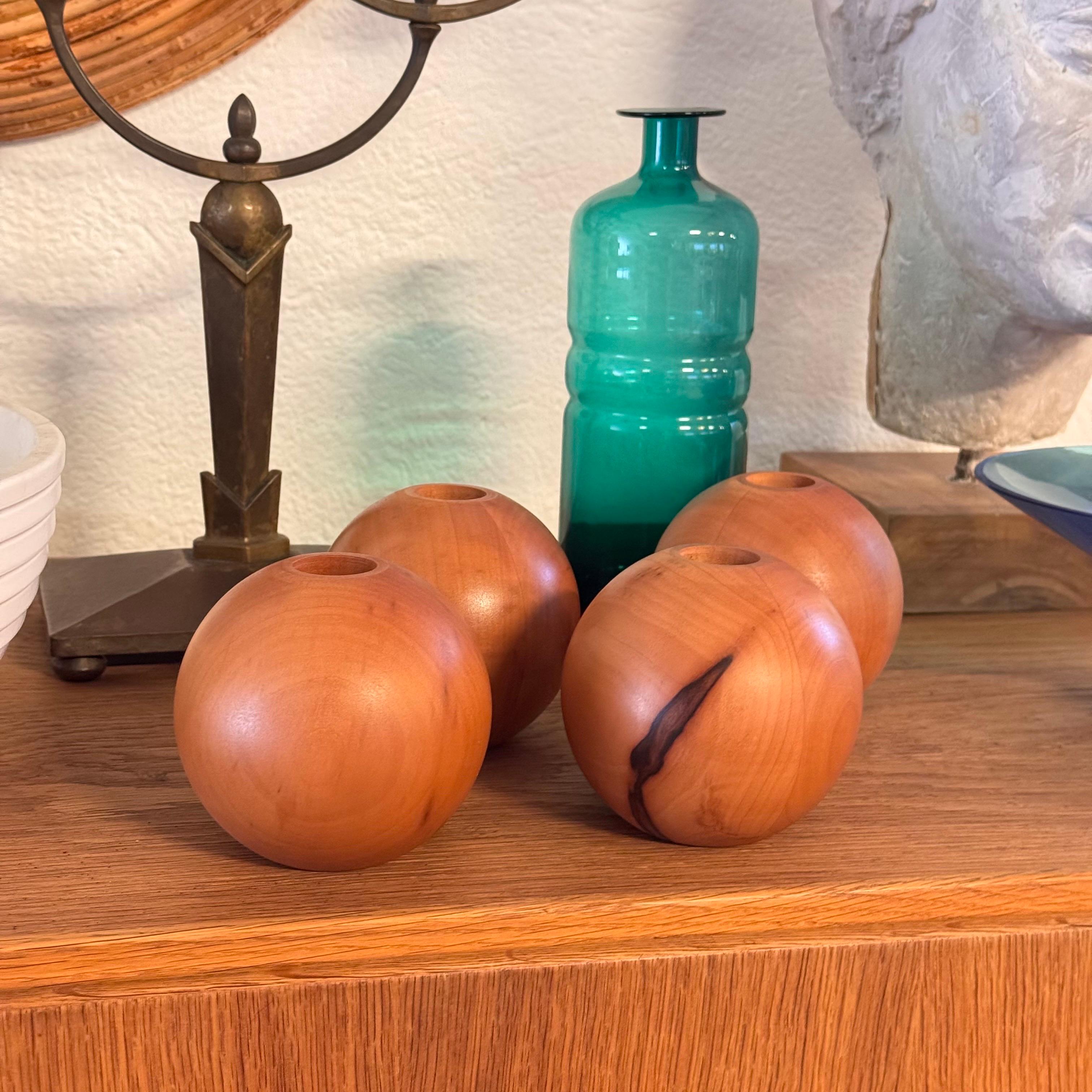 Satz von 4 kugelförmigen Birnbaum-Kerzenhaltern von Bottega Ghianda für Hermès, 1970er Jahre (Handgefertigt) im Angebot