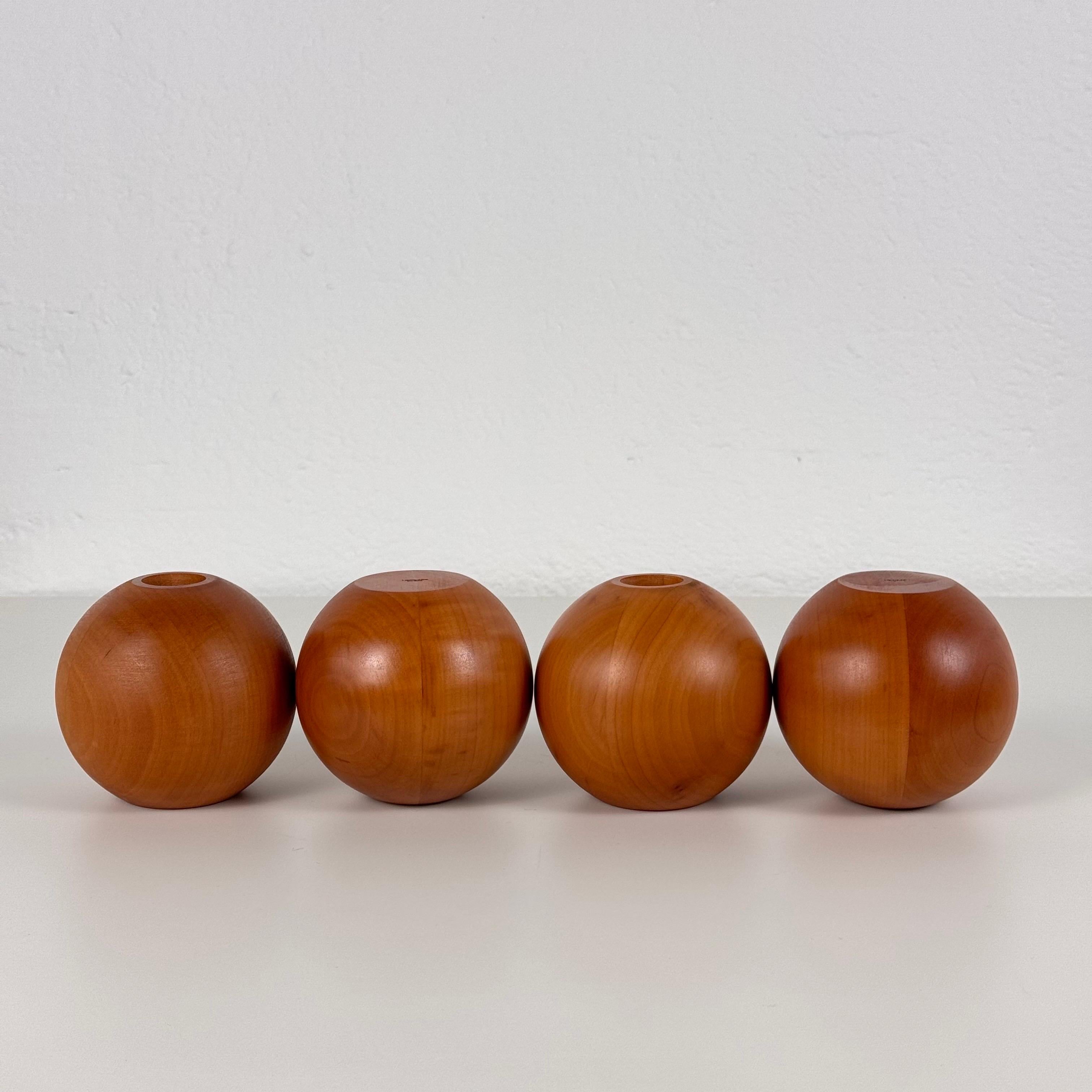 Satz von 4 kugelförmigen Birnbaum-Kerzenhaltern von Bottega Ghianda für Hermès, 1970er Jahre (Ende des 20. Jahrhunderts) im Angebot