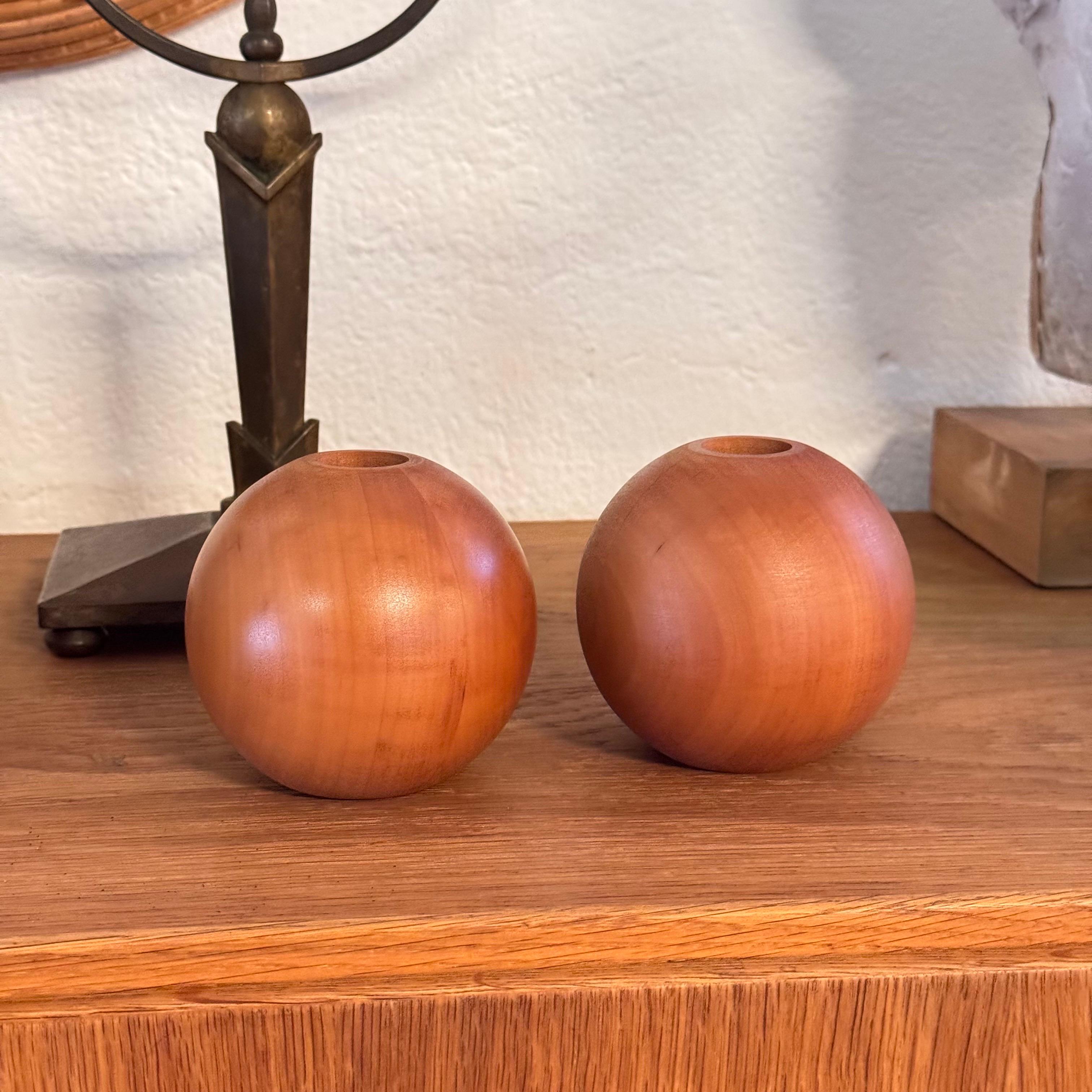 Satz von 4 kugelförmigen Birnbaum-Kerzenhaltern von Bottega Ghianda für Hermès, 1970er Jahre (Birnbaumholz) im Angebot