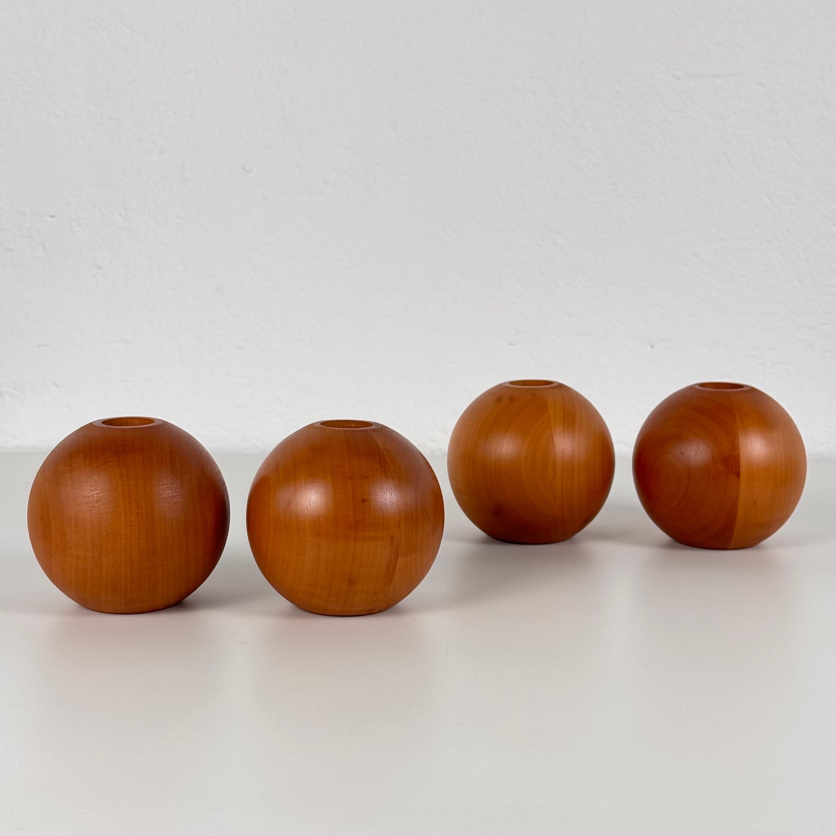 Satz von 4 kugelförmigen Birnbaum-Kerzenhaltern von Bottega Ghianda für Hermès, 1970er Jahre im Angebot 1