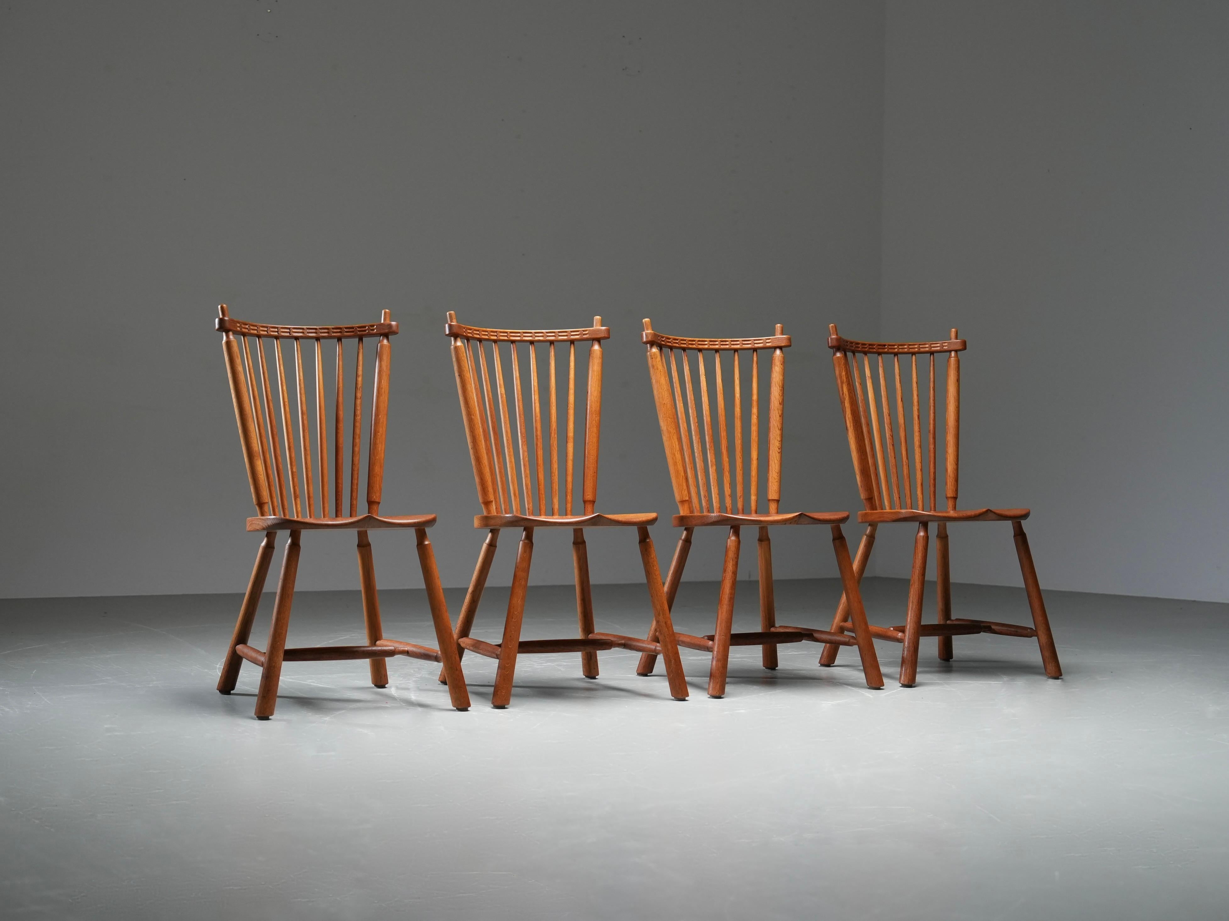 Ensemble de 4 chaises à dossier fuseau en Oak par De Ster Gelderland, années 1960

Ensemble de quatre chaises à dossier fuseau en bois massif de De Gelderland, fabriquées dans les années 1960. Le dossier a une traverse supérieure sculptée avec un