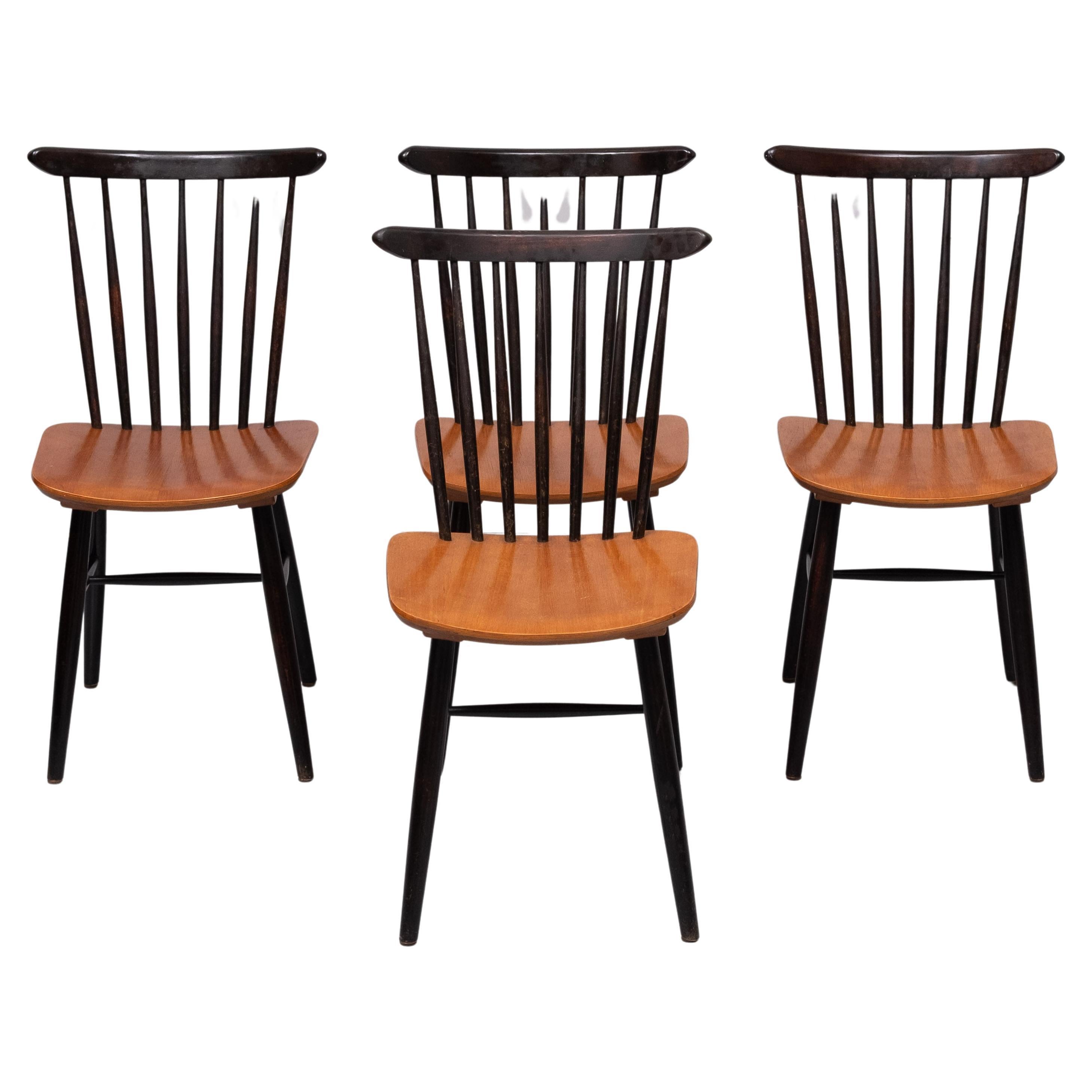 Bellissimo set di 4 sedie da pranzo con schienale a fuso. Bellissima curvatura 
sedersi . Seduta in legno di teak. 1960s  Venduto da Pastoe   Olanda 
Buone condizioni. 