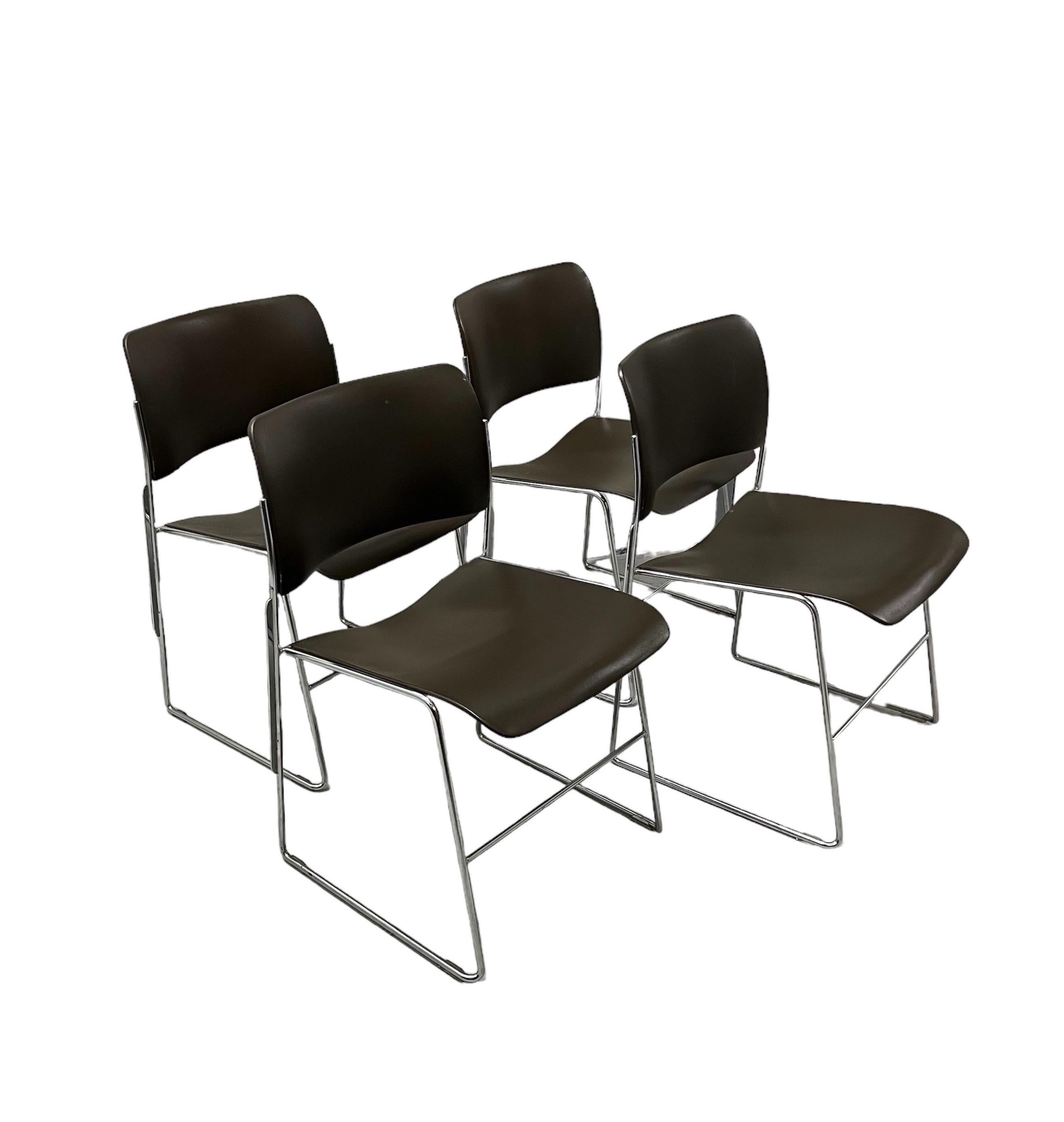 Satz von 4 stapelbaren 40/4 Stühlen von David Rowland in Dunkelbraun
Der als erster stapelbarer Stuhl anerkannte 40/4 Chair ist eine Meisterleistung in Sachen Design, Eleganz und Ergonomie; er umfasst die gesamte Bandbreite der Multifunktionalität,