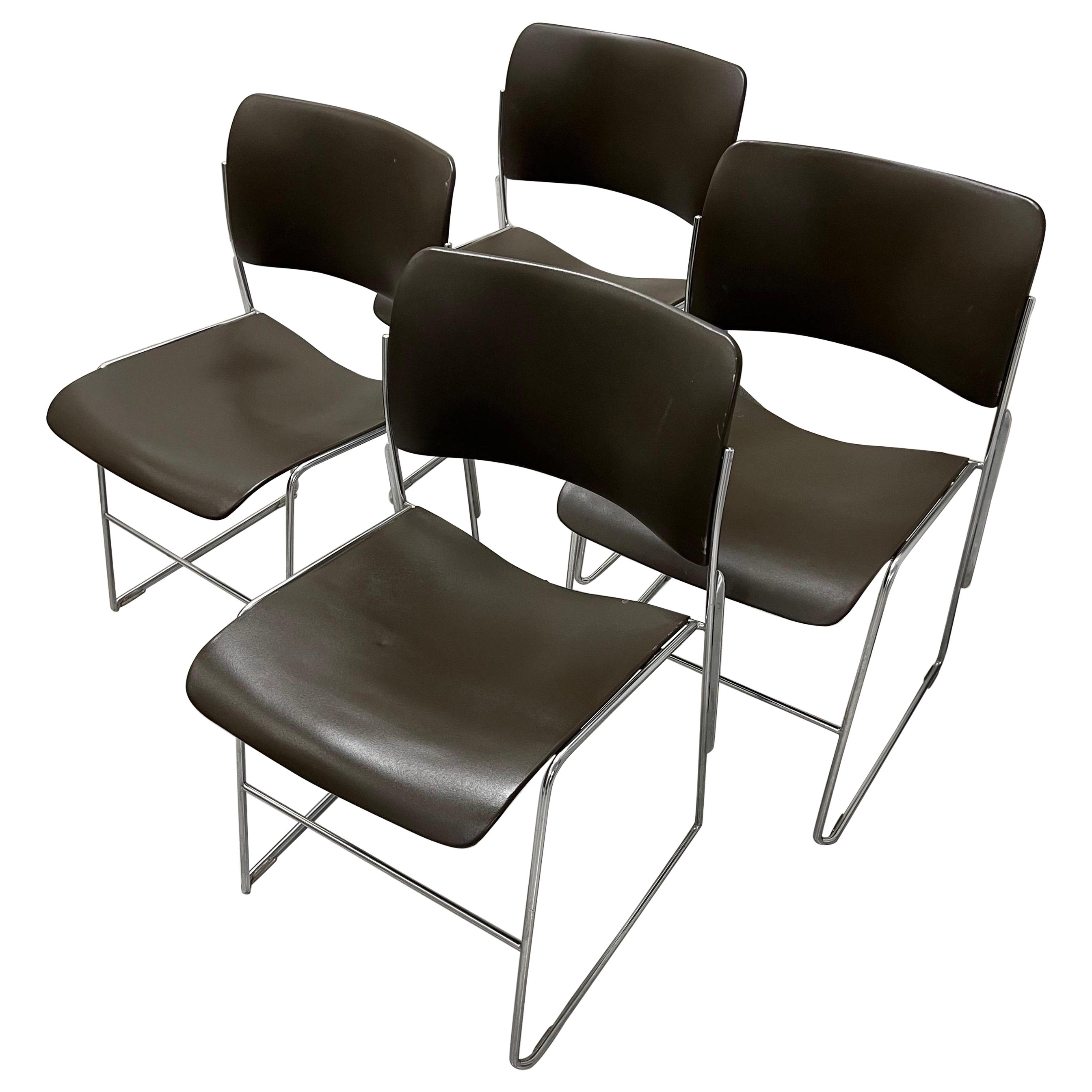 Ensemble de 4 chaises empilables 40/4 de David Rowland en marron foncé