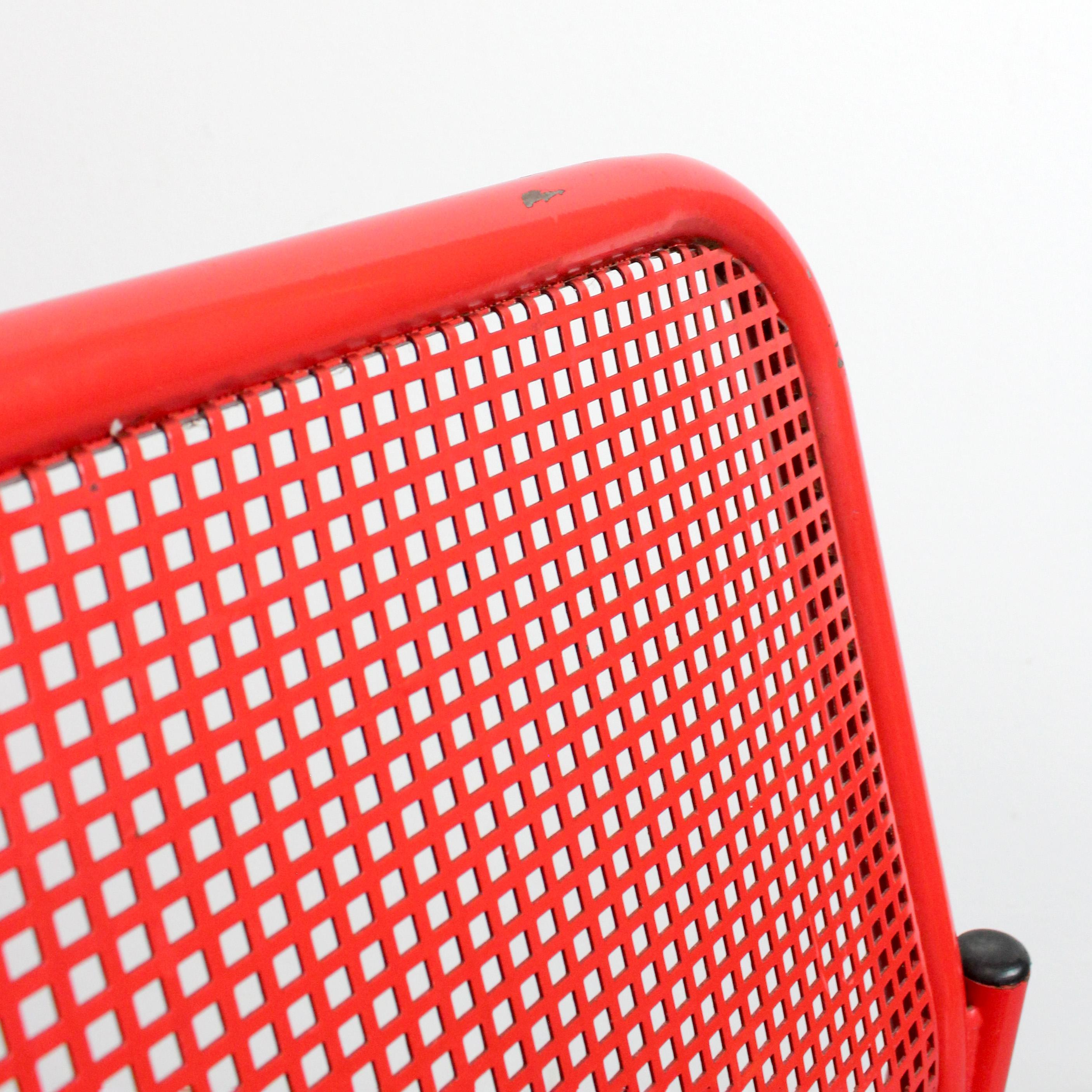 Set of 4 stackable chairs in red lacquered metal with metal mesh seat and back - For Sale 4