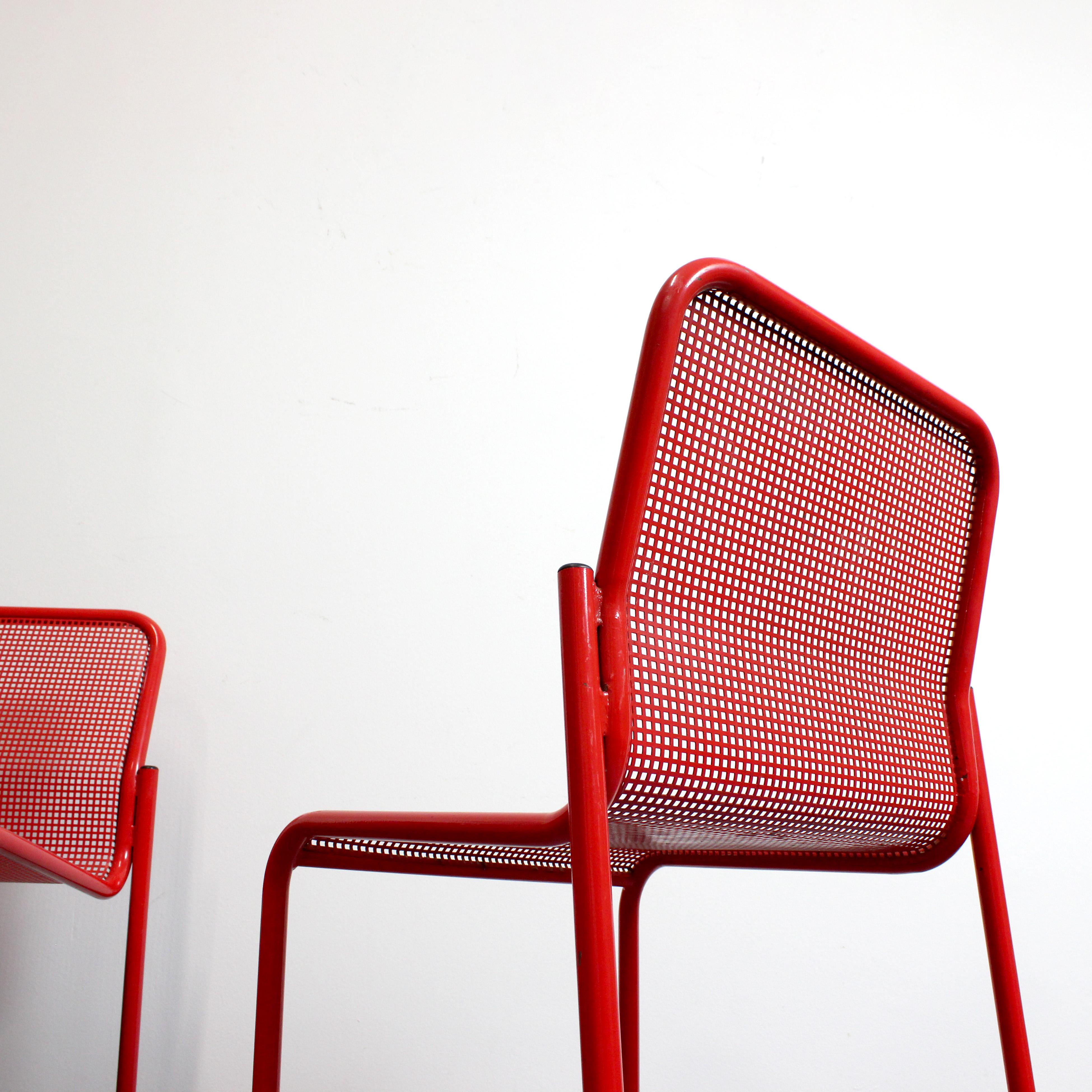 Set of 4 stackable chairs in red lacquered metal with metal mesh seat and back - For Sale 5