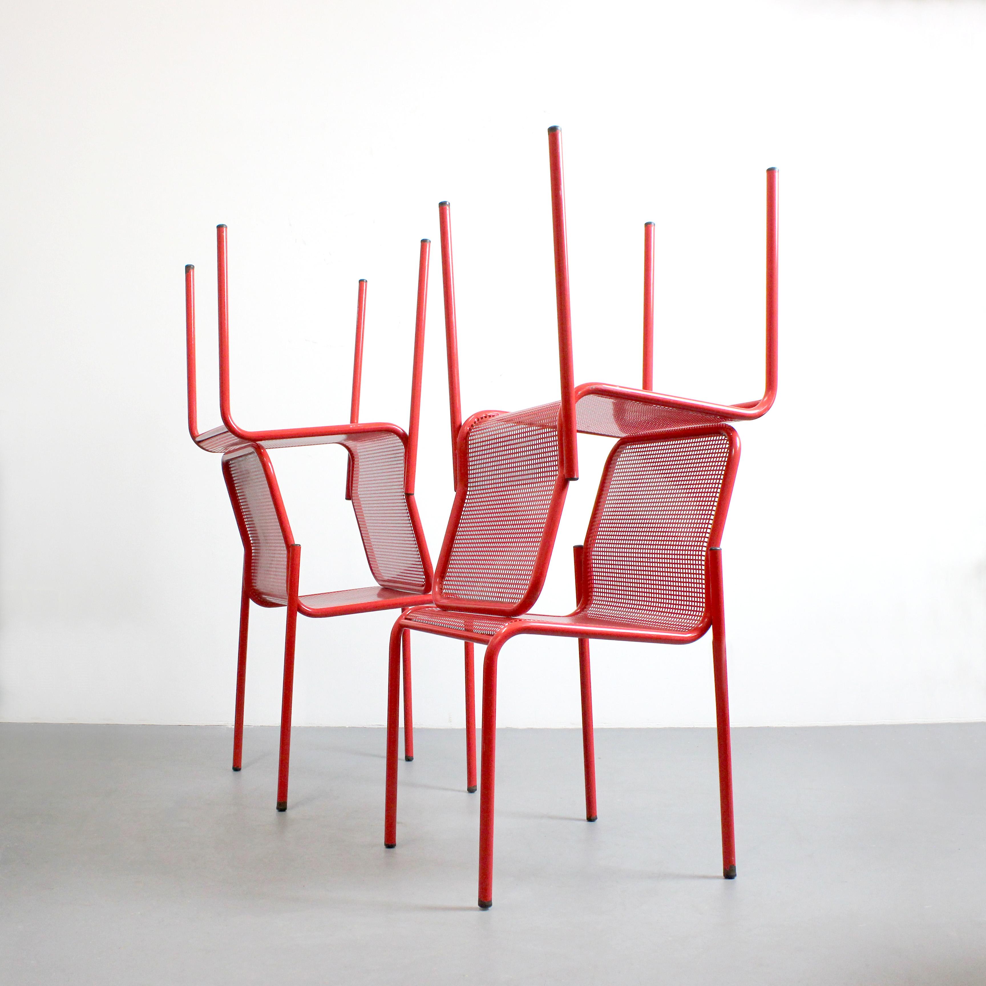 Set of 4 stackable chairs in red lacquered metal with metal mesh seat and back - For Sale 7