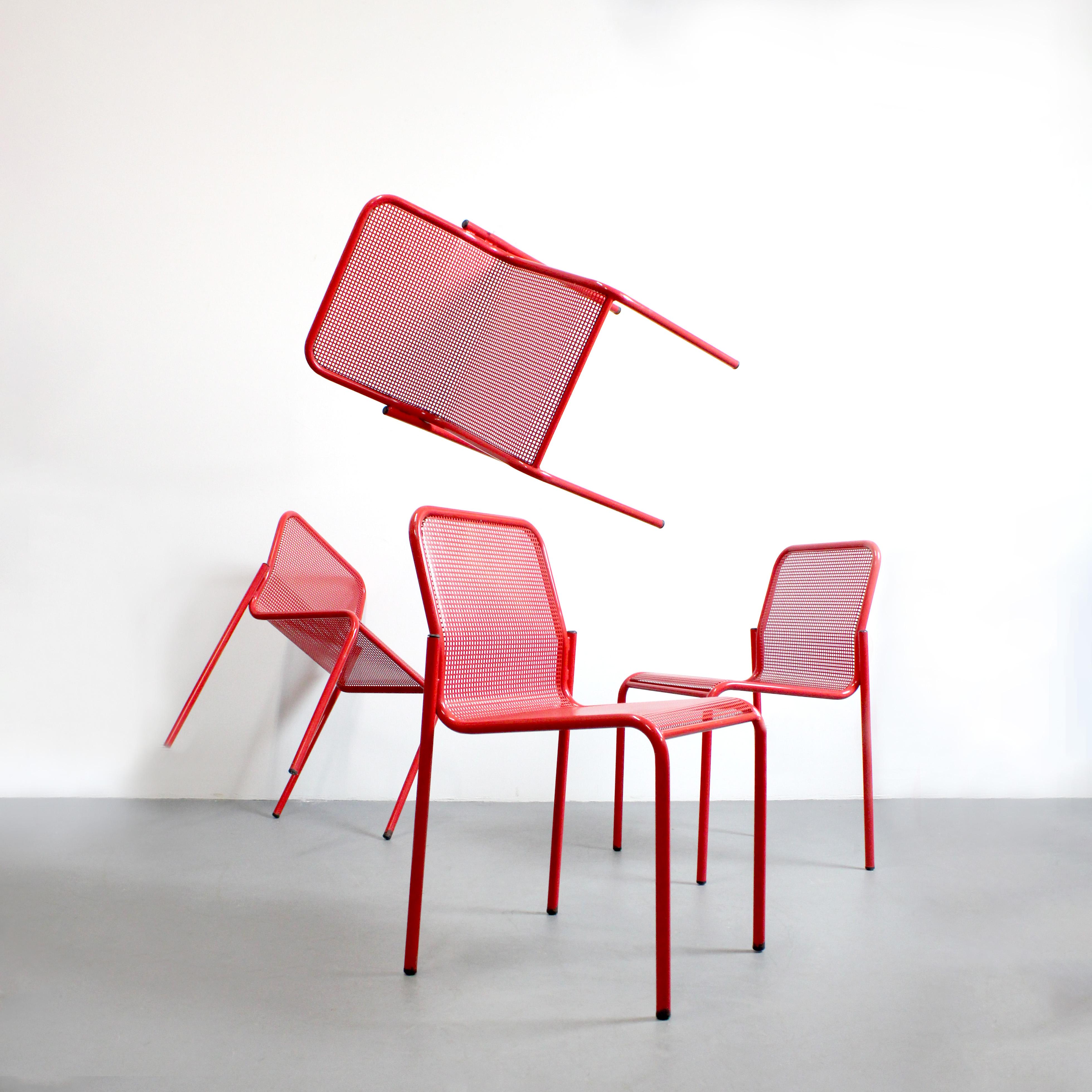 Set of 4 stackable chairs in red lacquered metal with metal mesh seat and back - c. 1980 - Spain

Dimensions: 79 x 48 x 50 cm
