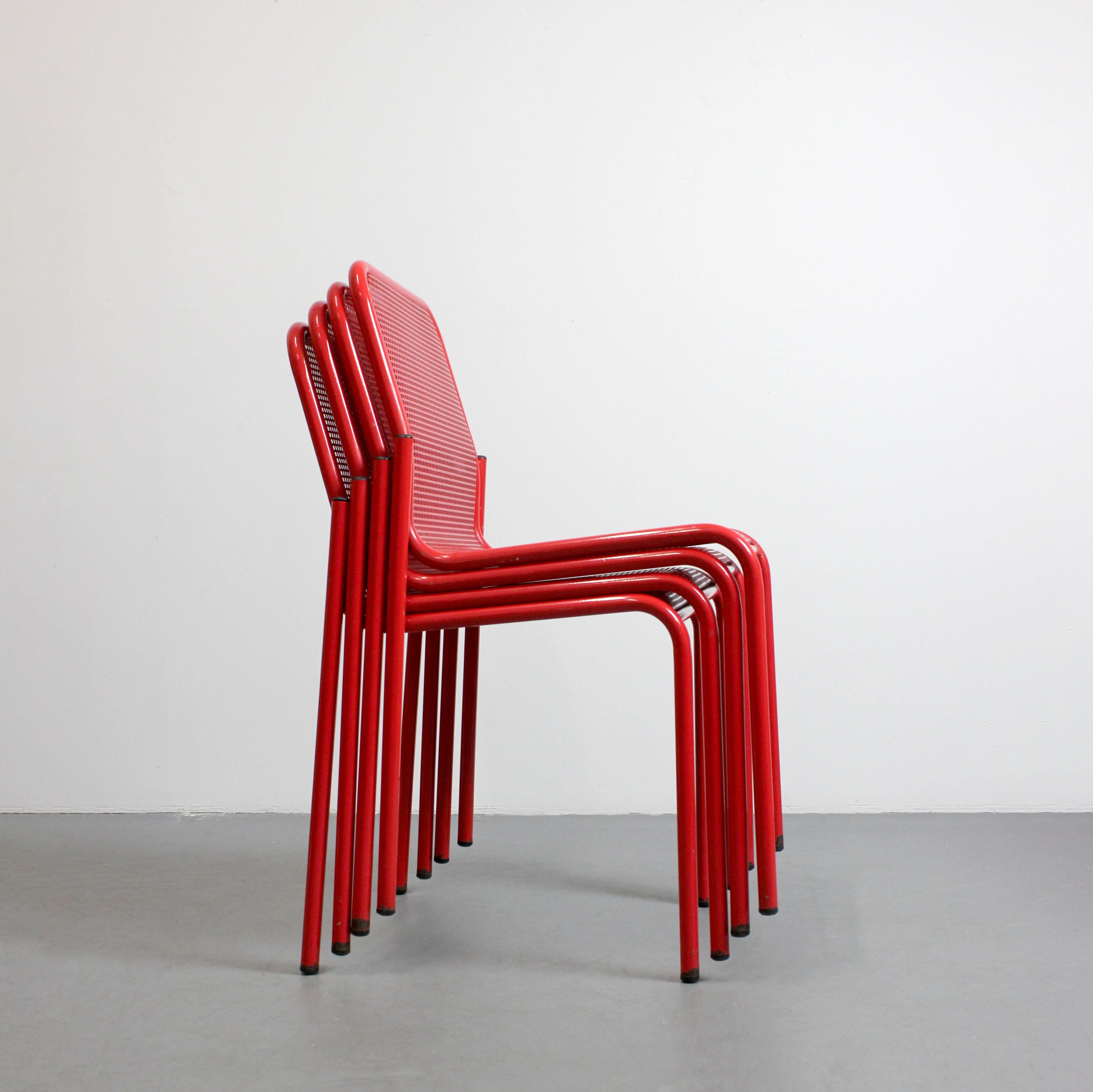 Spanish Set of 4 stackable chairs in red lacquered metal with metal mesh seat and back - For Sale