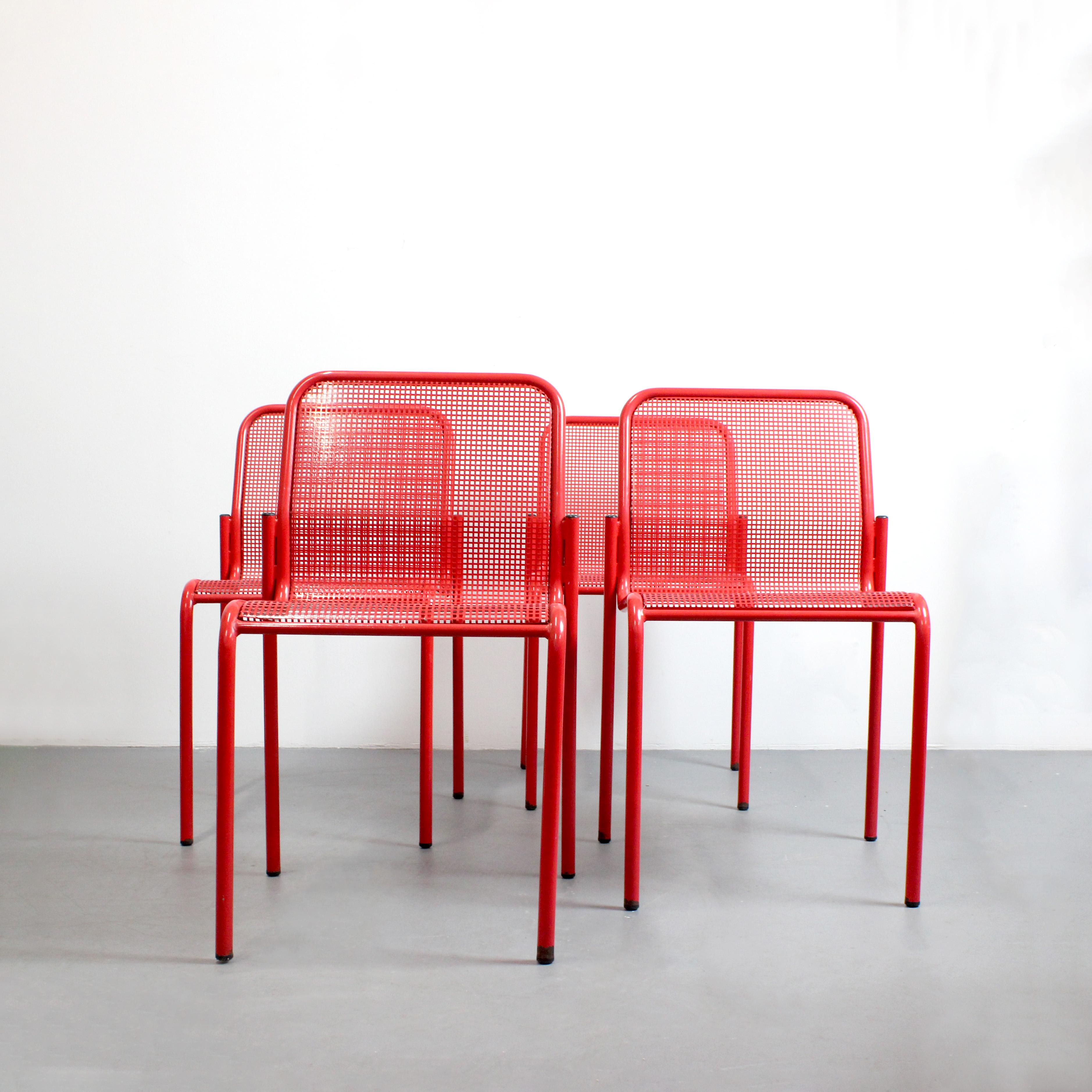 Set of 4 stackable chairs in red lacquered metal with metal mesh seat and back - In Good Condition For Sale In Madrid, España