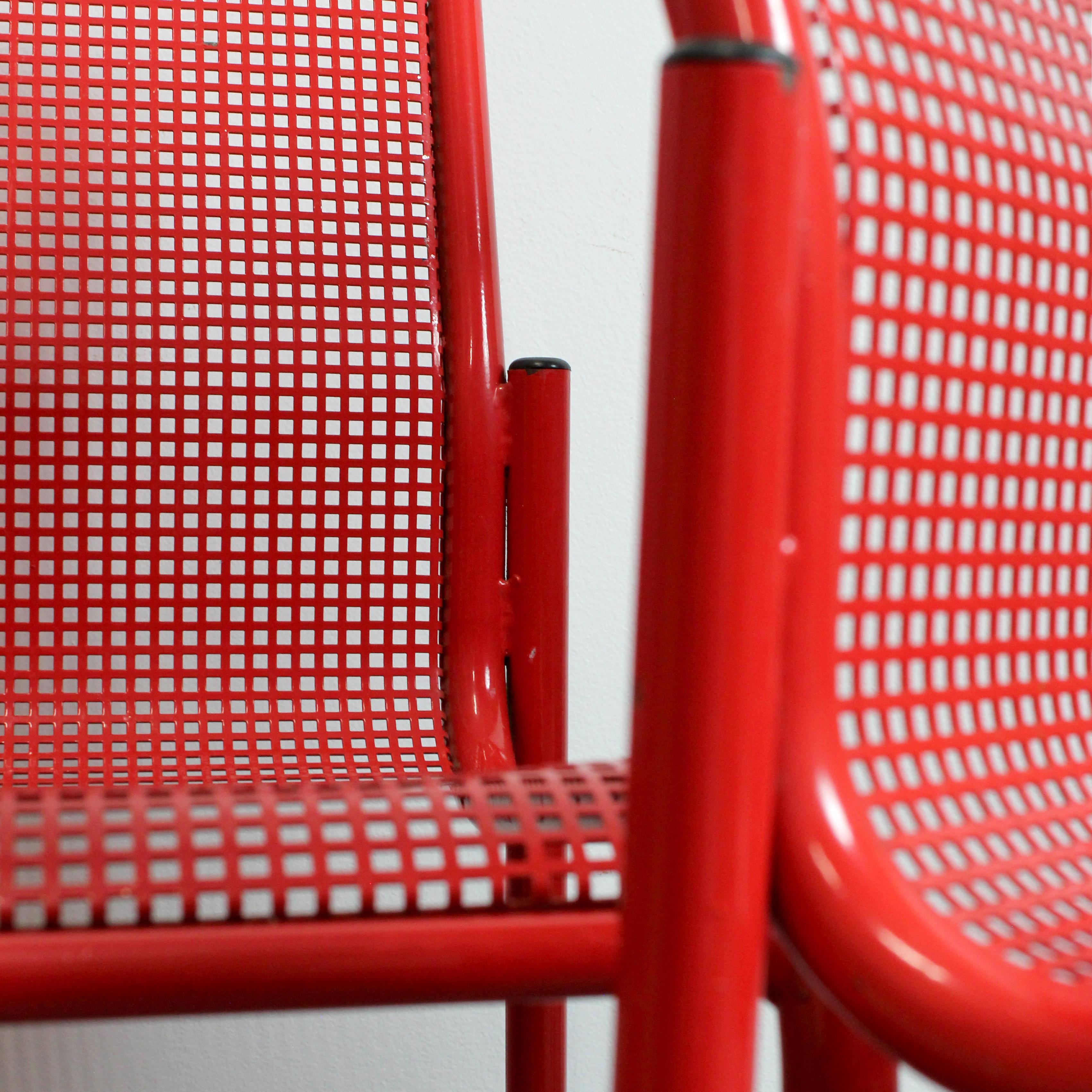 Late 20th Century Set of 4 stackable chairs in red lacquered metal with metal mesh seat and back - For Sale