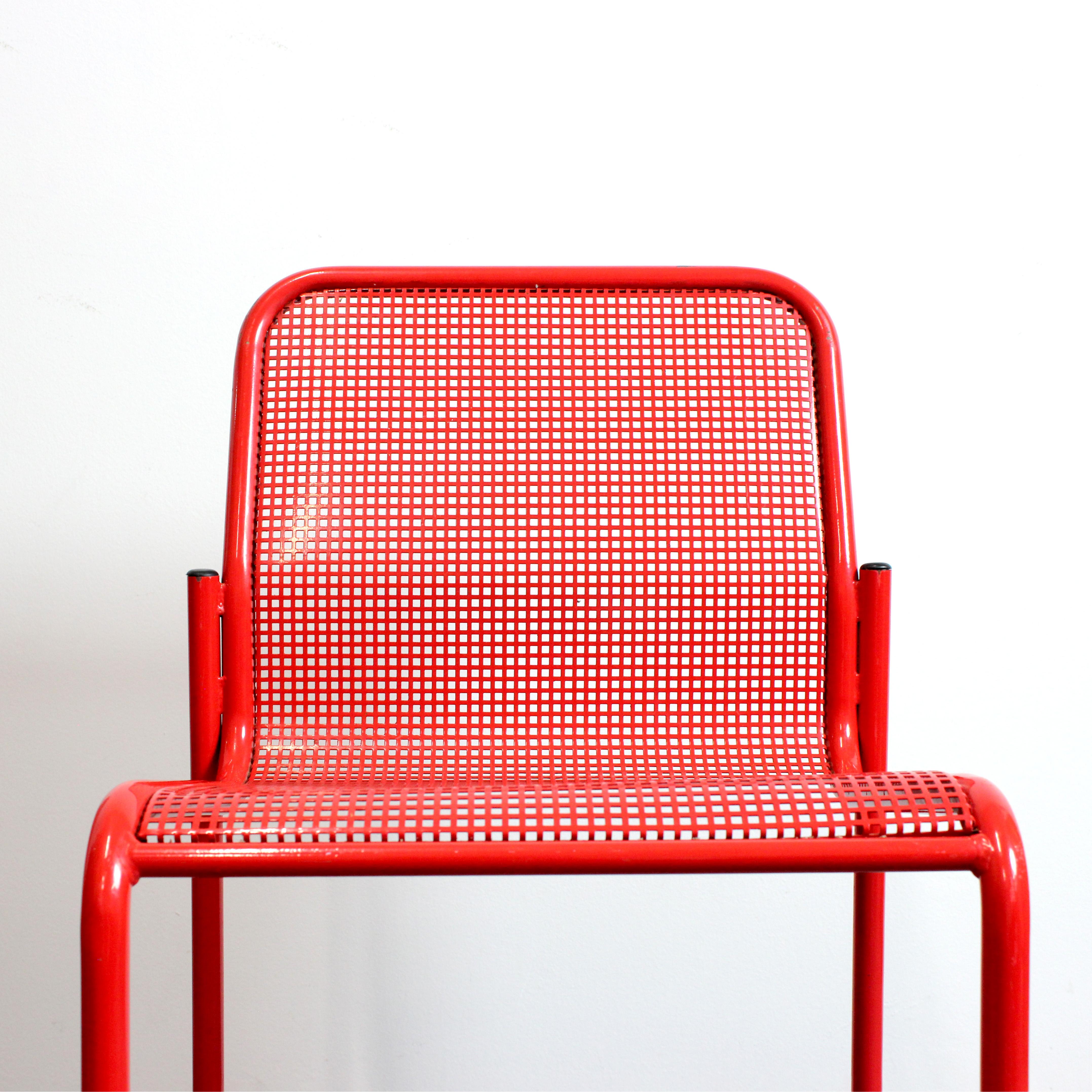Metal Set of 4 stackable chairs in red lacquered metal with metal mesh seat and back - For Sale
