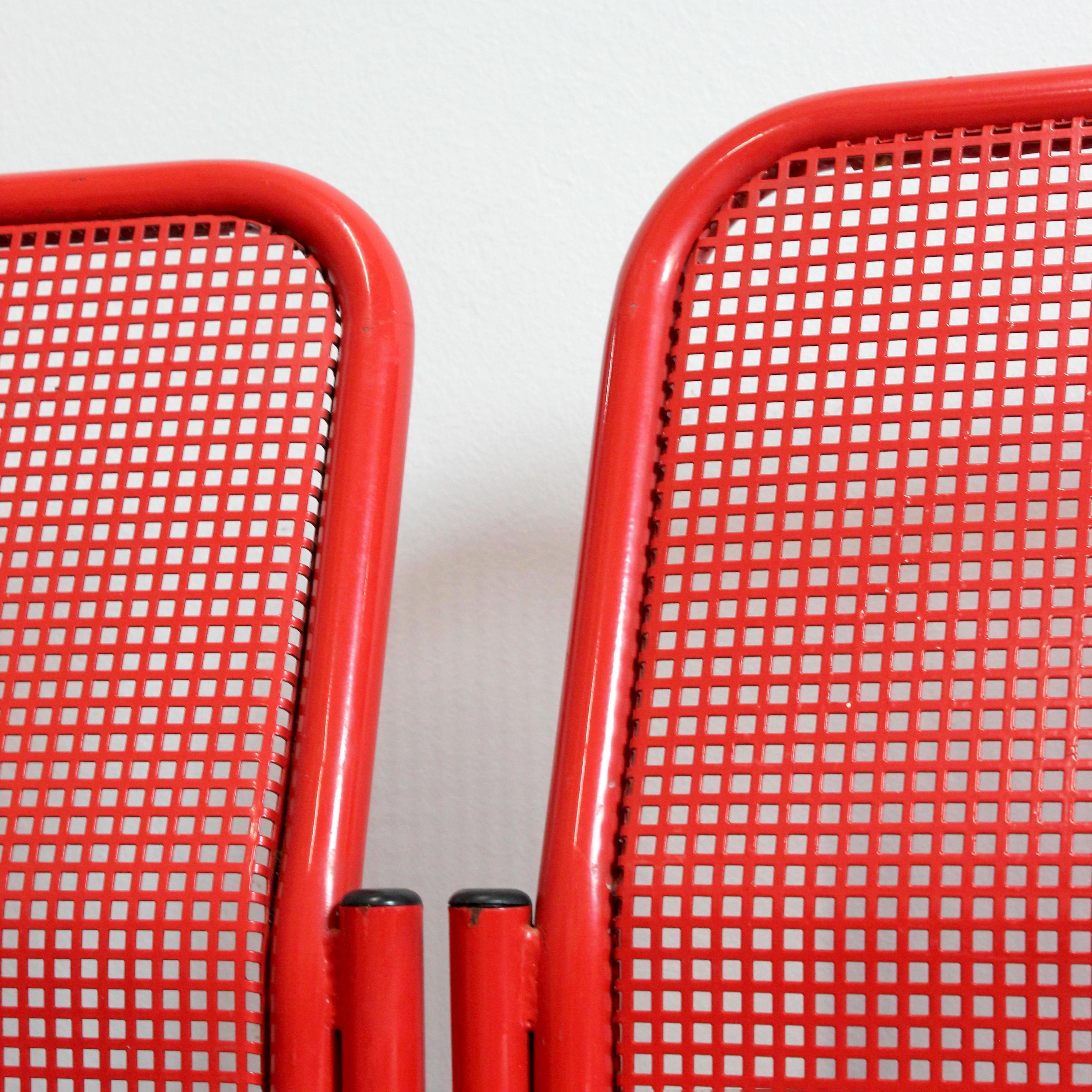Set of 4 stackable chairs in red lacquered metal with metal mesh seat and back - For Sale 1