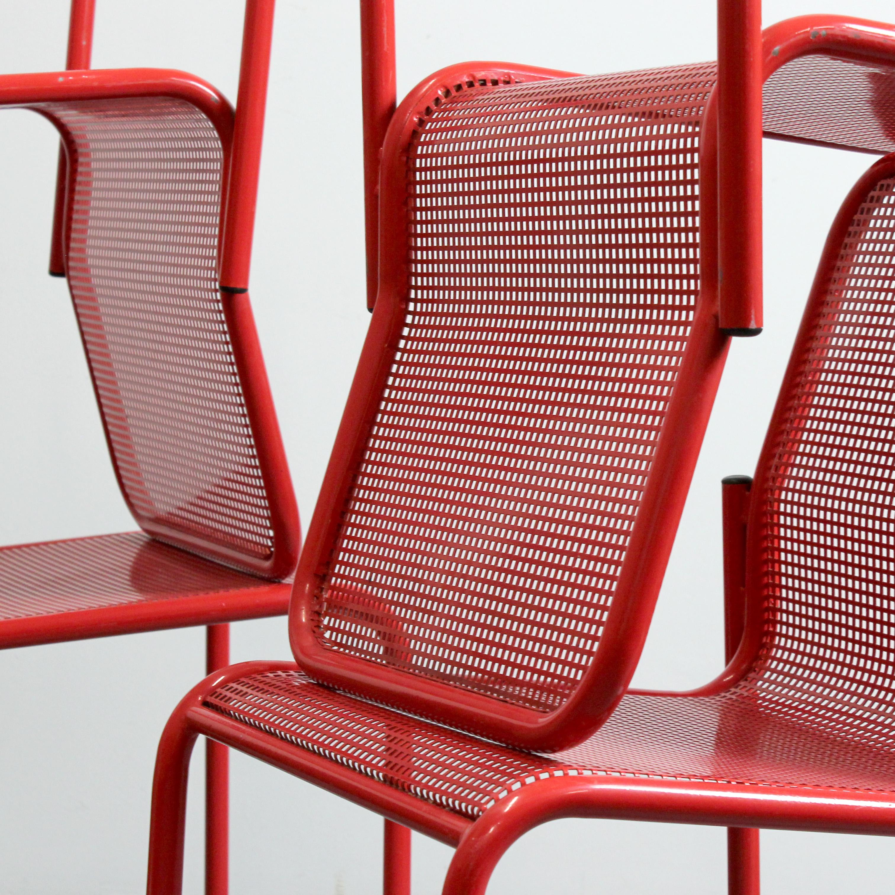 Set of 4 stackable chairs in red lacquered metal with metal mesh seat and back - For Sale 2