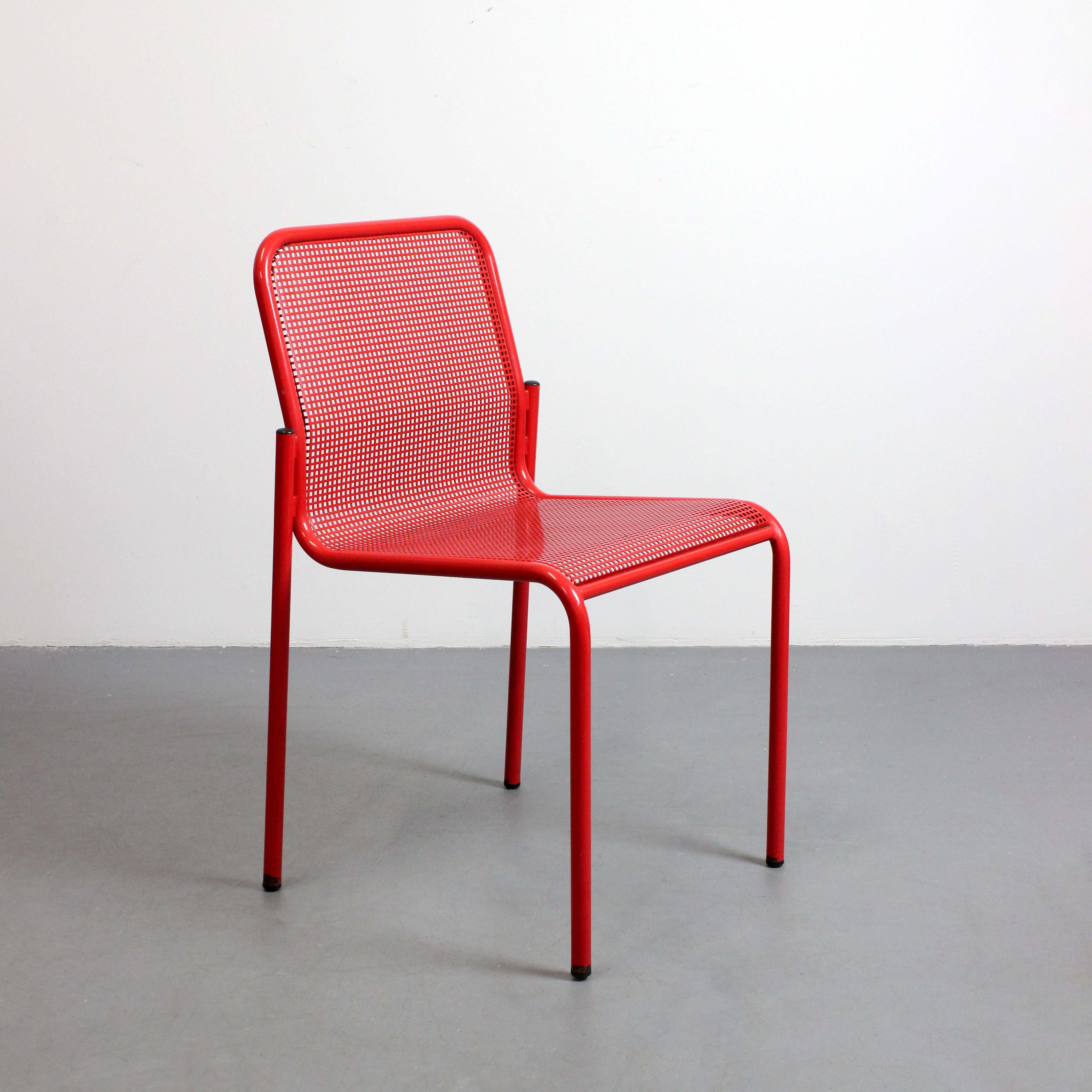 Set of 4 stackable chairs in red lacquered metal with metal mesh seat and back - For Sale 3