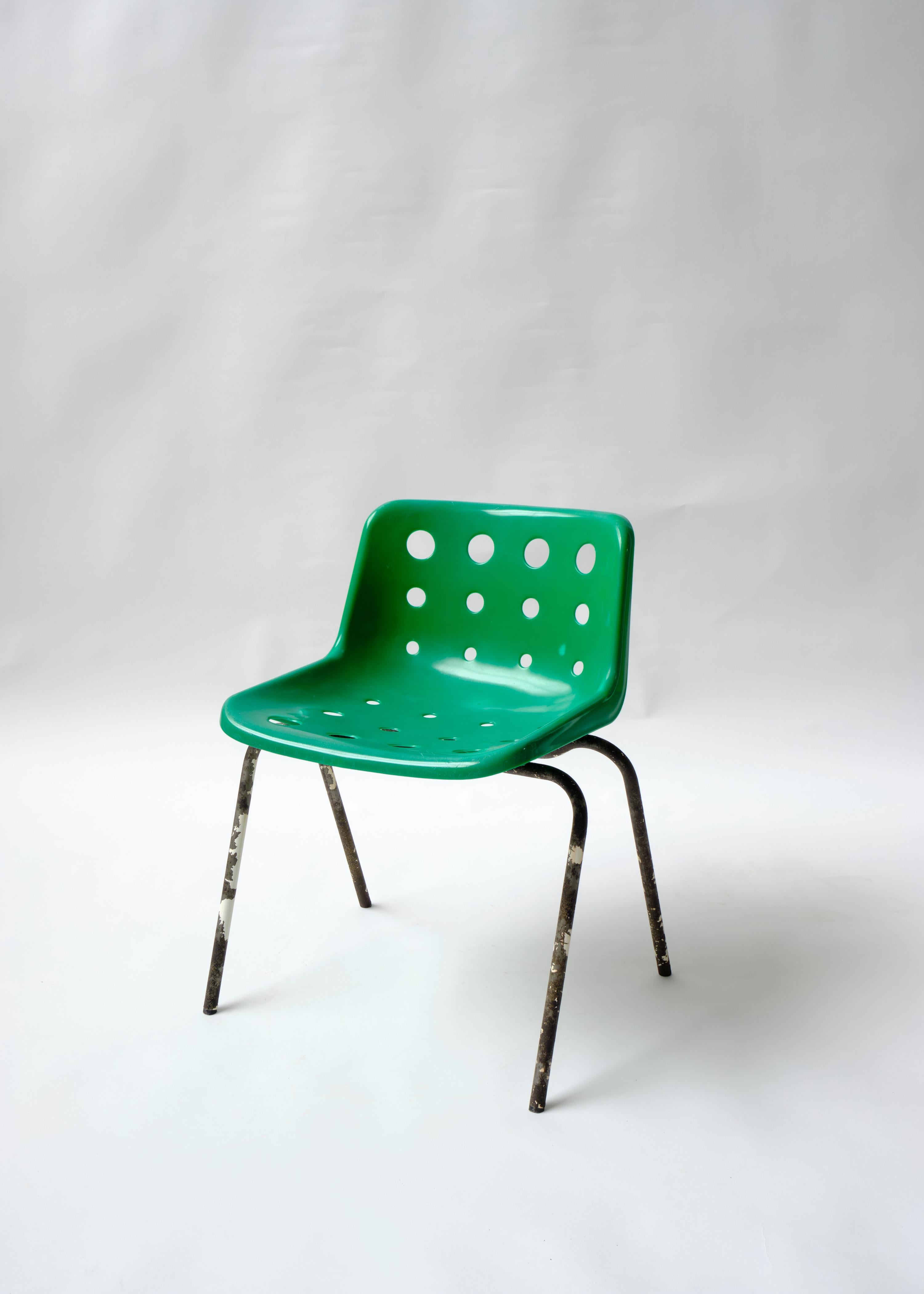Ikonisch, retro, stapelbar. Klassisches britisches Design des 20. Jahrhunderts. 

Der Polo-Stuhl war eine der späteren Versionen des ursprünglichen geformten Polyside-Stuhls von Robin Day, der in öffentlichen Einrichtungen auf der ganzen Welt so