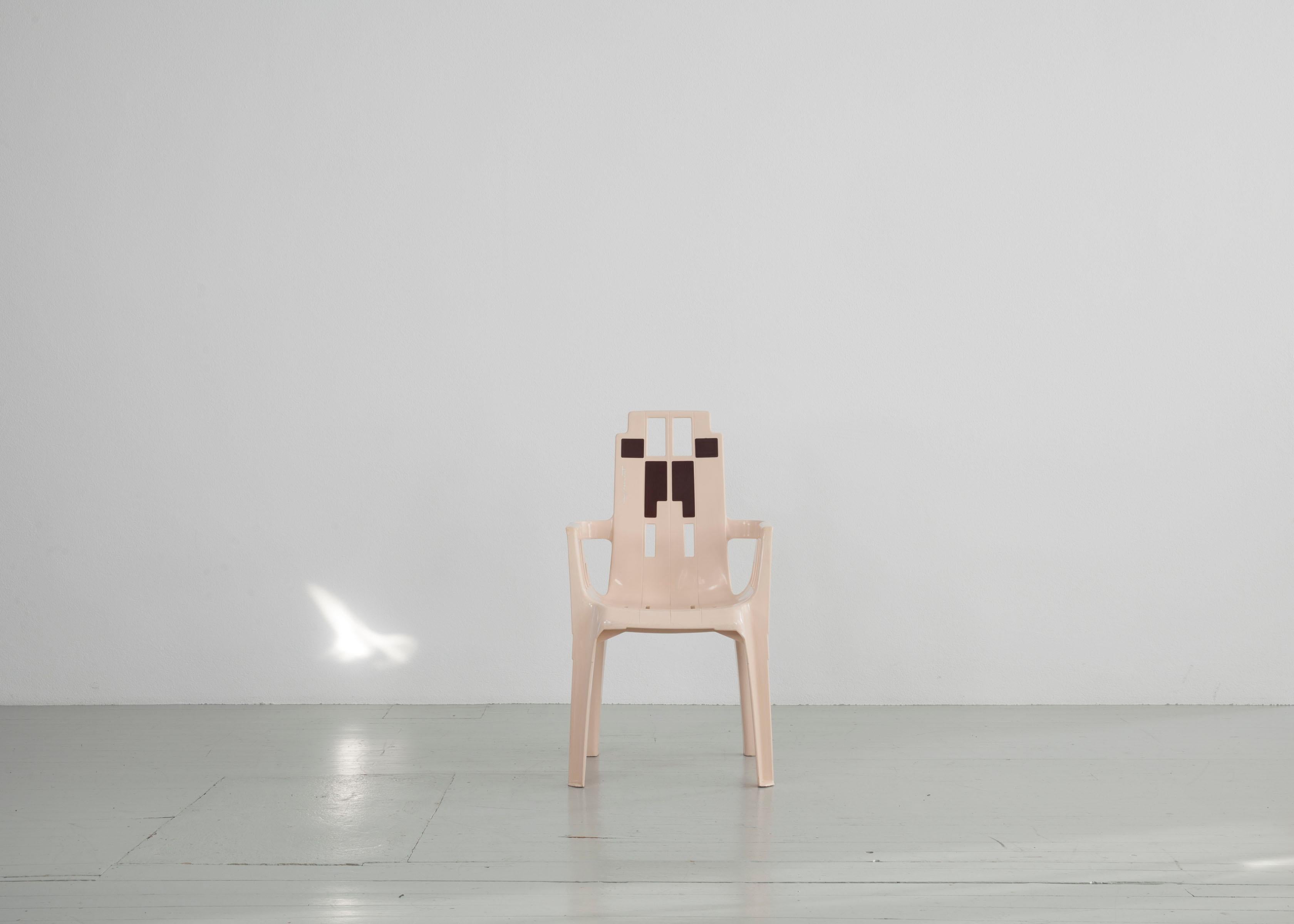 Cet ensemble de 4 chaises empilables en plastique a été conçu par Pierre Paulin pour Henry Massonet et fabriqué par STAMP en France en 1988. Les chaises se distinguent par les formes géométriques de leur dossier et de leurs accoudoirs. Le contraste