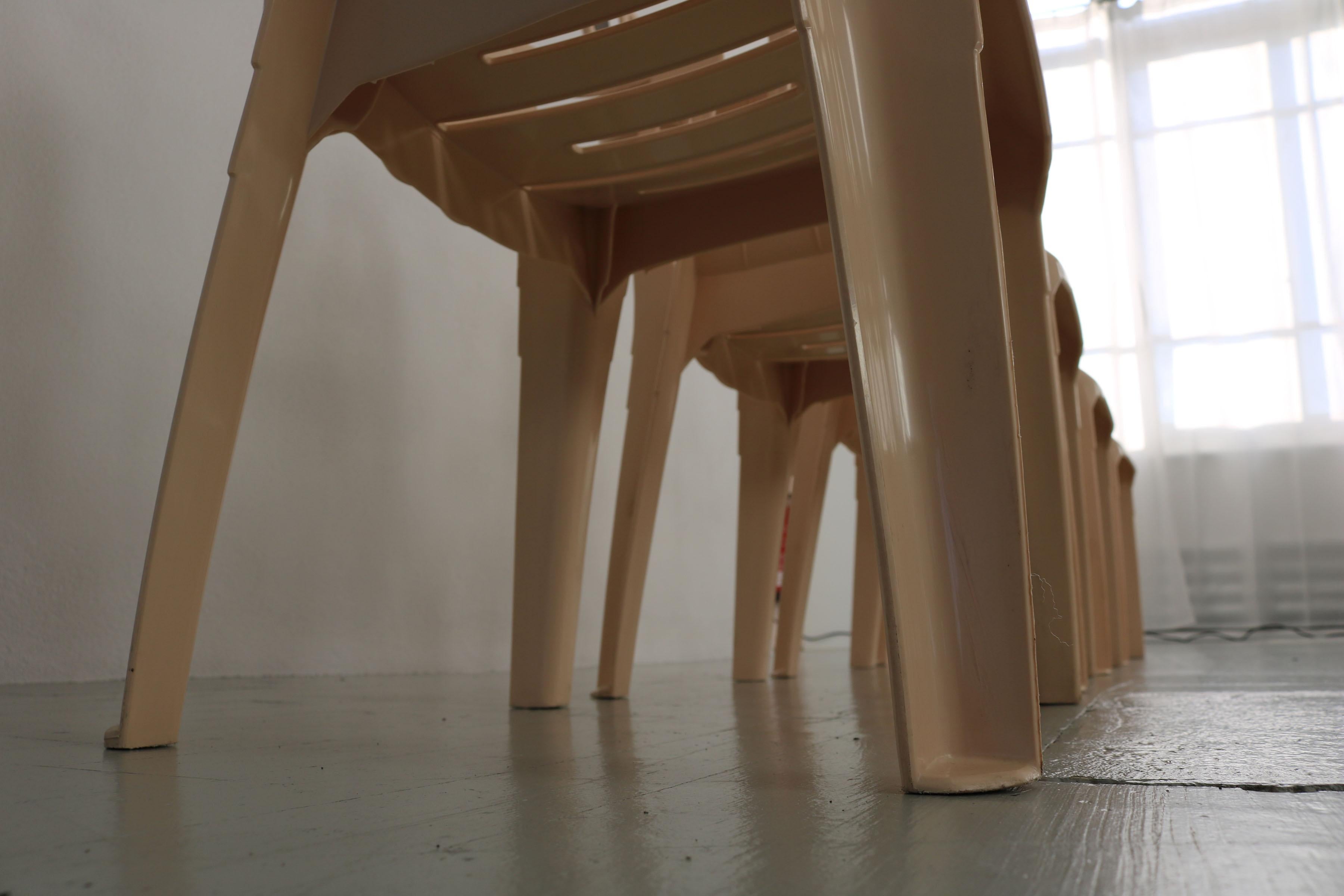 Ensemble de 4 chaises empilables en plastique de Pierre Paulin pour Henry Massonnet en vente 9