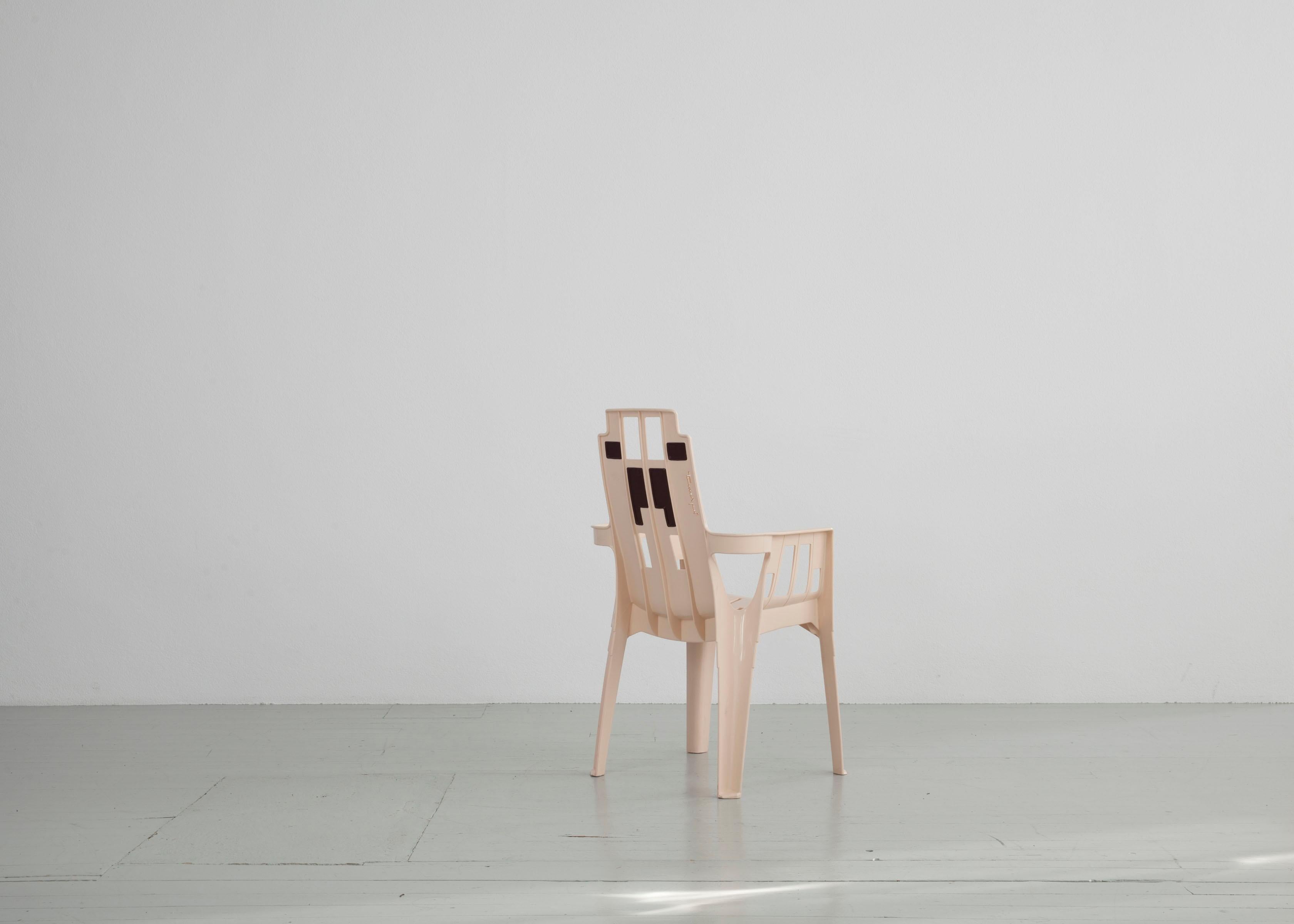 Mid-Century Modern Ensemble de 4 chaises empilables en plastique de Pierre Paulin pour Henry Massonnet en vente