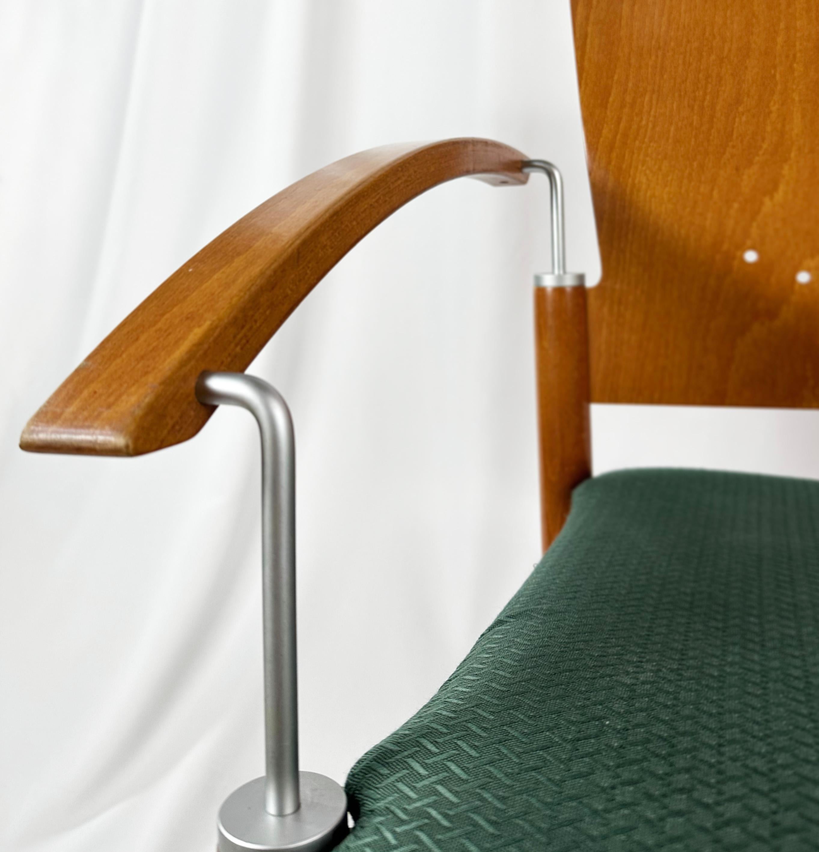Chaises de salle à manger empilables postmodernes en hêtre et chrome - Rembourrage vert  État moyen - En vente à Glasgow, GB
