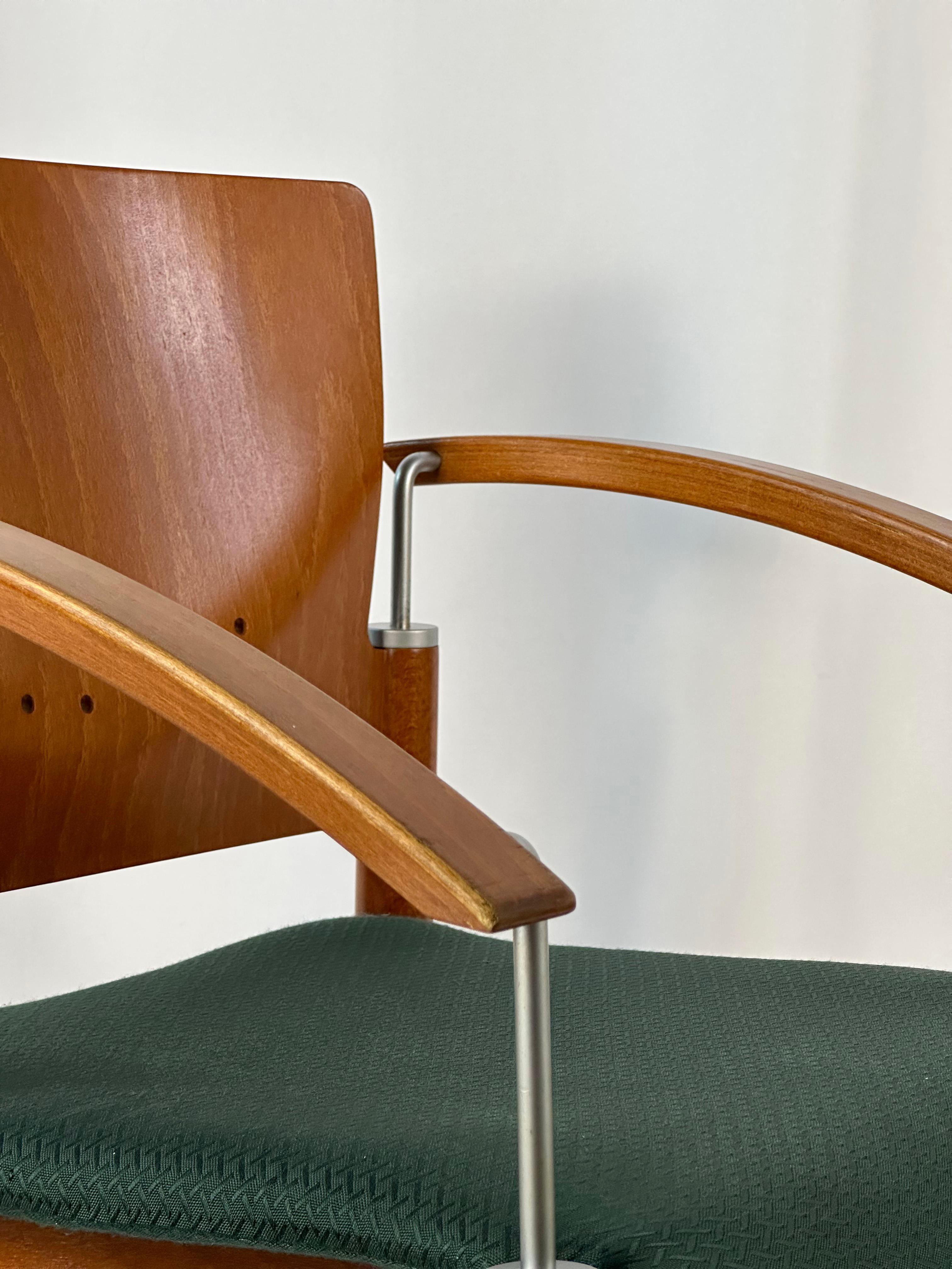 Fin du 20e siècle Chaises de salle à manger empilables postmodernes en hêtre et chrome - Rembourrage vert  en vente
