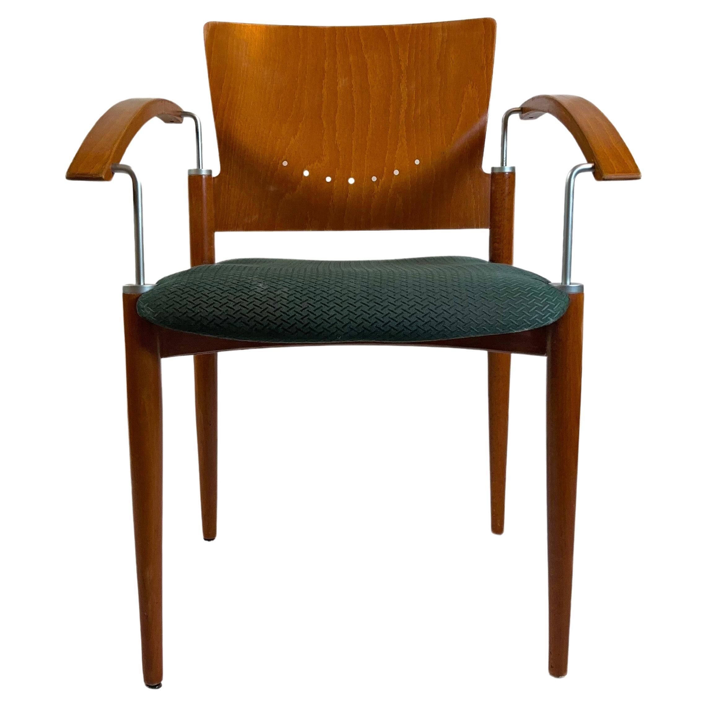 Postmoderne stapelbare Esszimmerstühle aus Buchenholz und Chrom – grüne Polsterung 