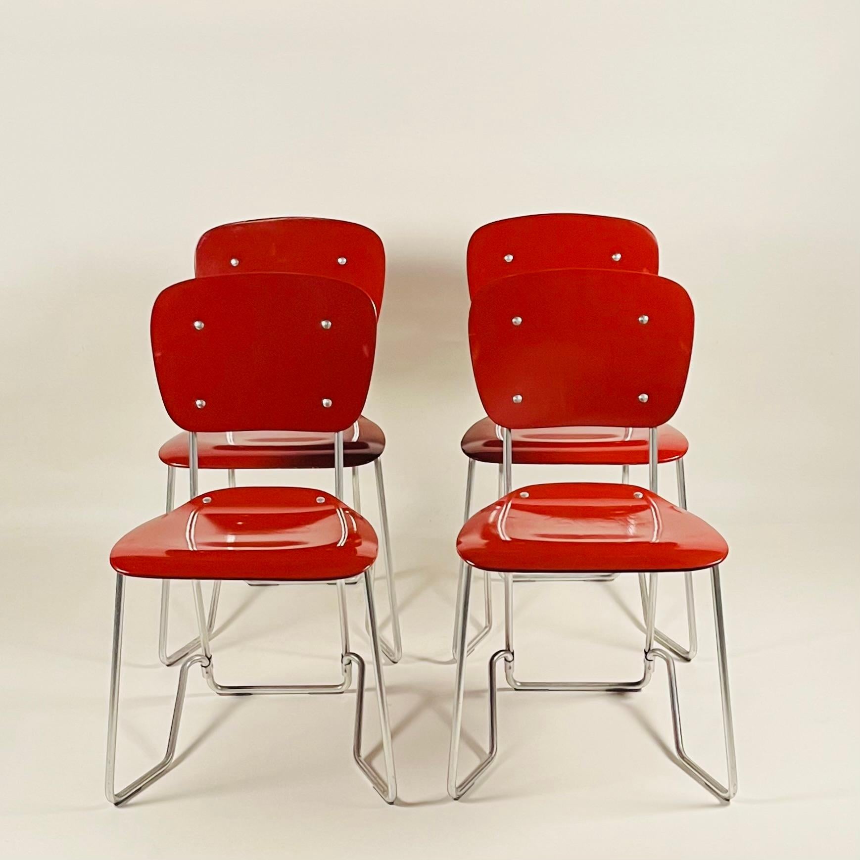 Chaises empilables en Aluflex conçues par Armin Wirth.
Fabriqué par Aluflex, Suisse, vers 1950.
