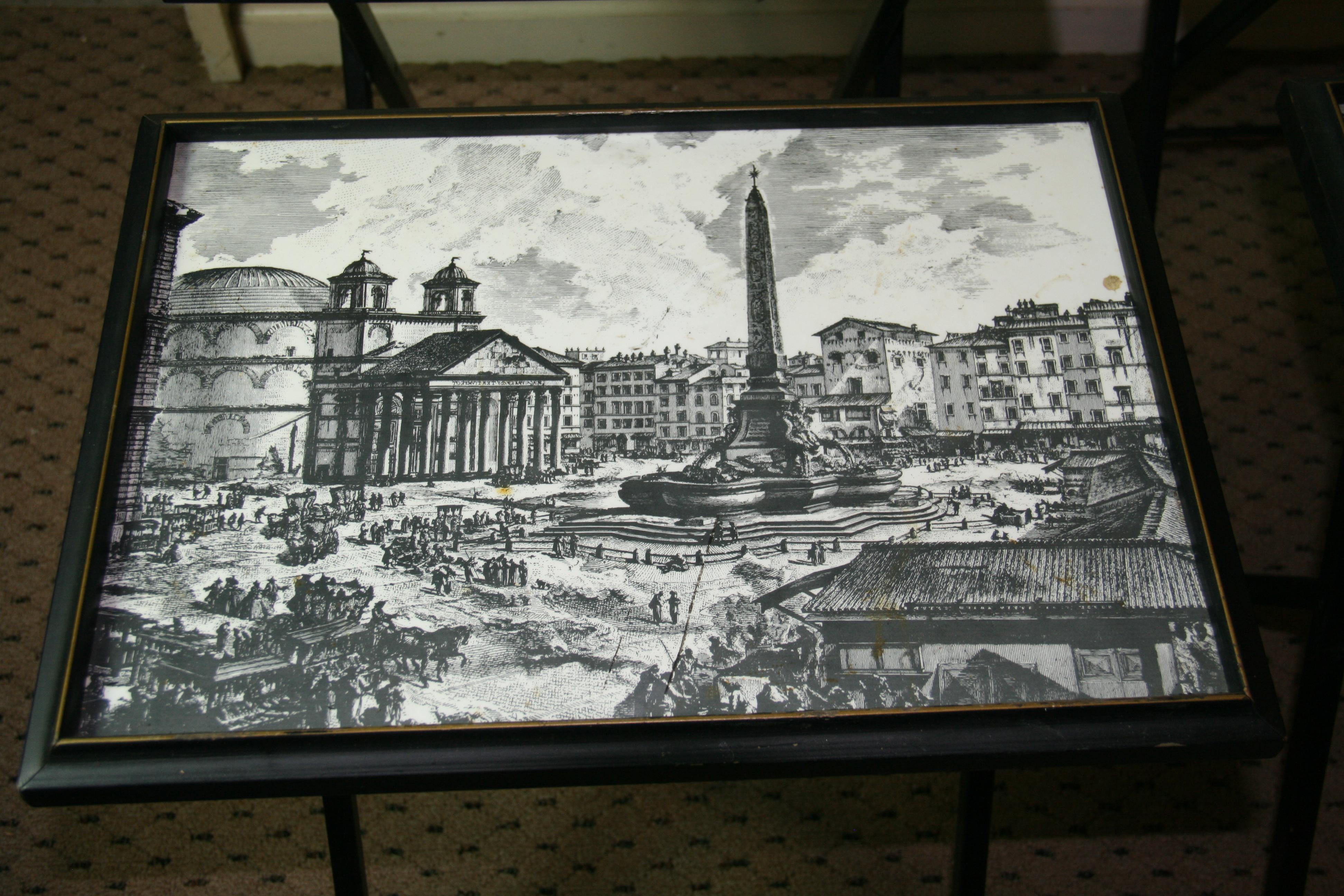 Bois de feuillus Ensemble de 4 tables empilables avec plateaux imprimés Piranesi par Artex Green en vente