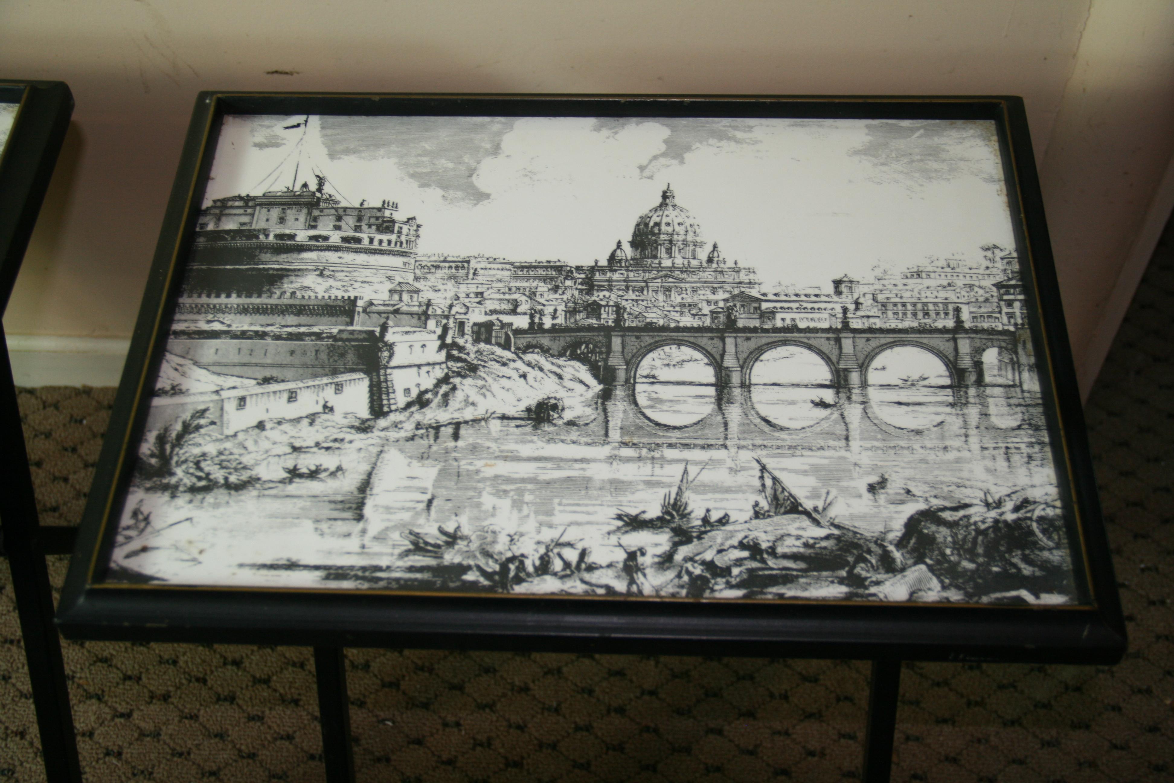 Ensemble de 4 tables empilables avec plateaux imprimés Piranesi par Artex Green en vente 1
