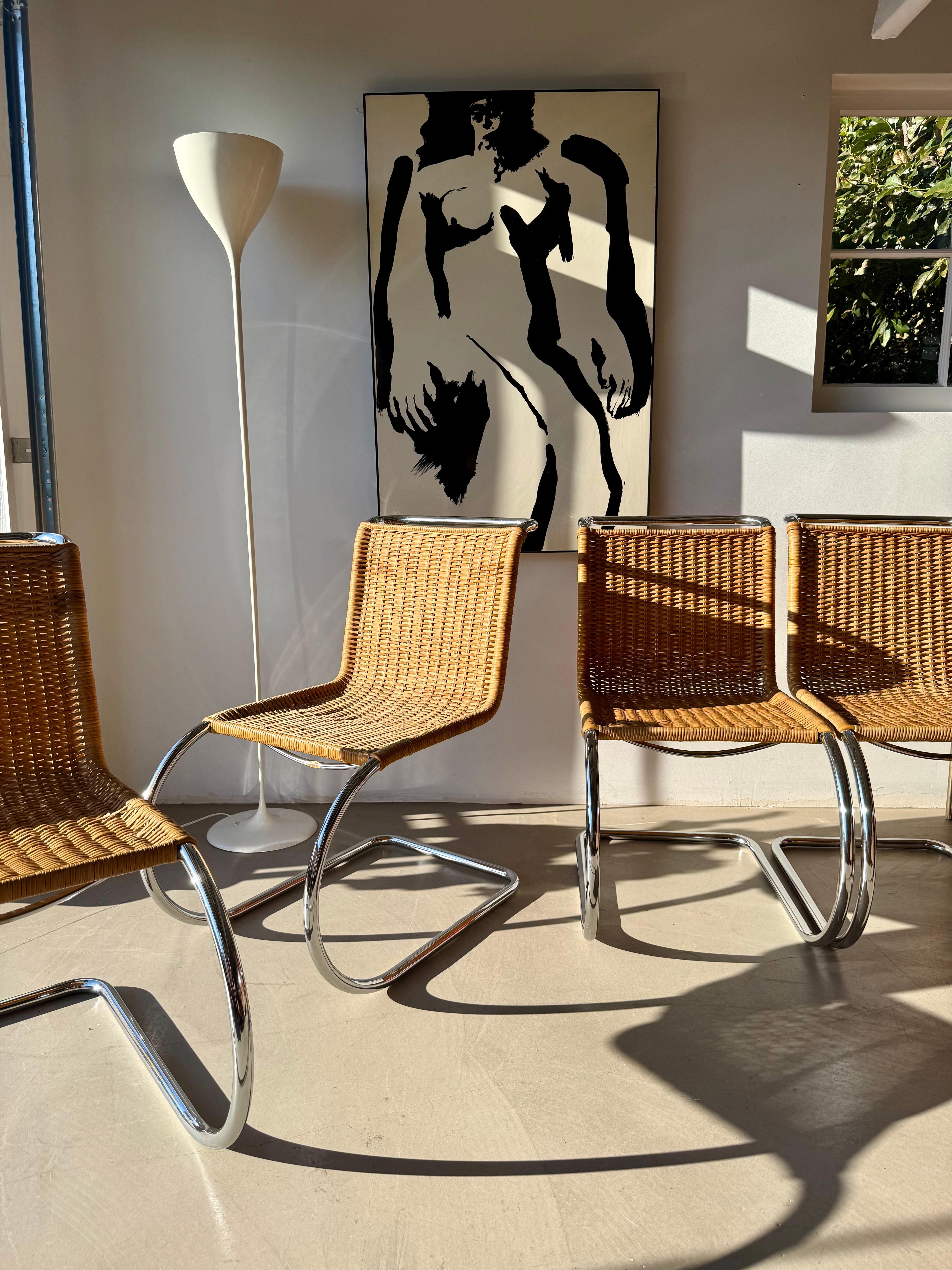 Ein schöner Satz von 4 Freischwingern, hergestellt von Stendig, USA, ca. 1970er Jahre. Die Stühle verfügen über handgeflochtene Rattan-Sitzflächen und -Rückenlehnen auf einem durchgehenden verchromten Stahlrohrrahmen.

Stendig war Mitte des 20.