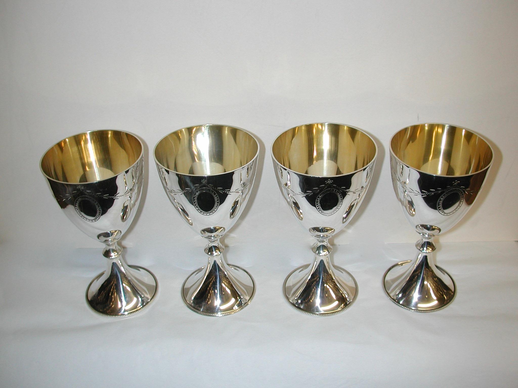 Set di 4 pezzi in argento sterling  Calici da vino con taglio brillante in stile Geo 111 Londra 1972
Con un peso di 23,22 once troy, questi calici sono realizzati con un discreto calibro d'argento.
Lo stile è molto simile a quello di  Hester
