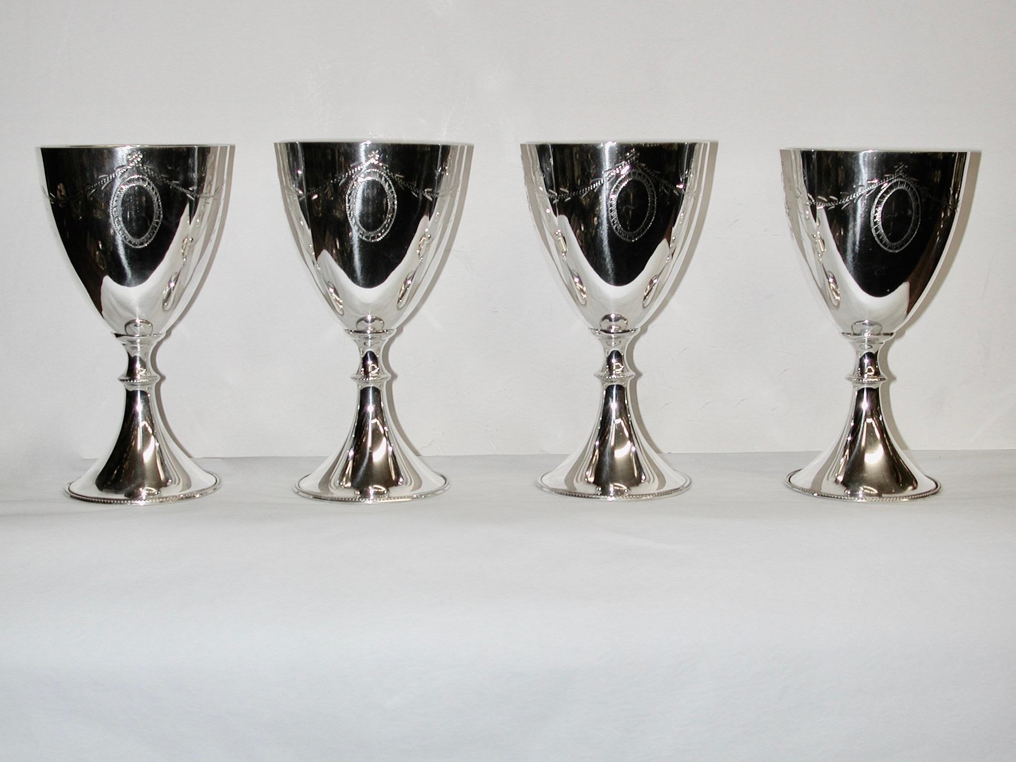 Moderno Set di 4 pezzi in argento sterling  Calici da vino con taglio brillante in stile Geo 111 Londra 1972 in vendita