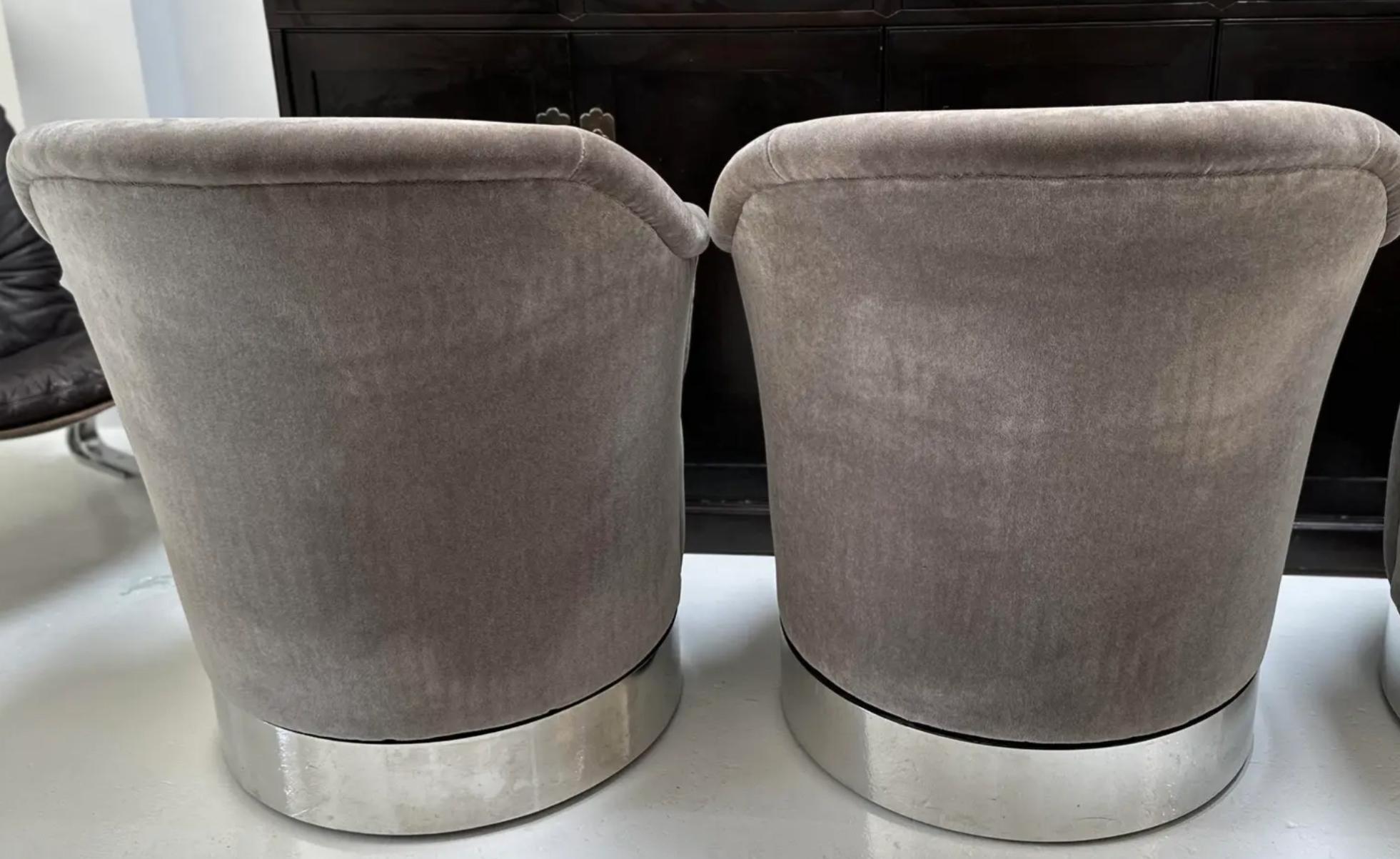 Ein Paar drehbare Mohair-Stühle von J. Robert Scott, Moderne der Mitte des Jahrhunderts im Zustand „Gut“ im Angebot in LOS ANGELES, CA