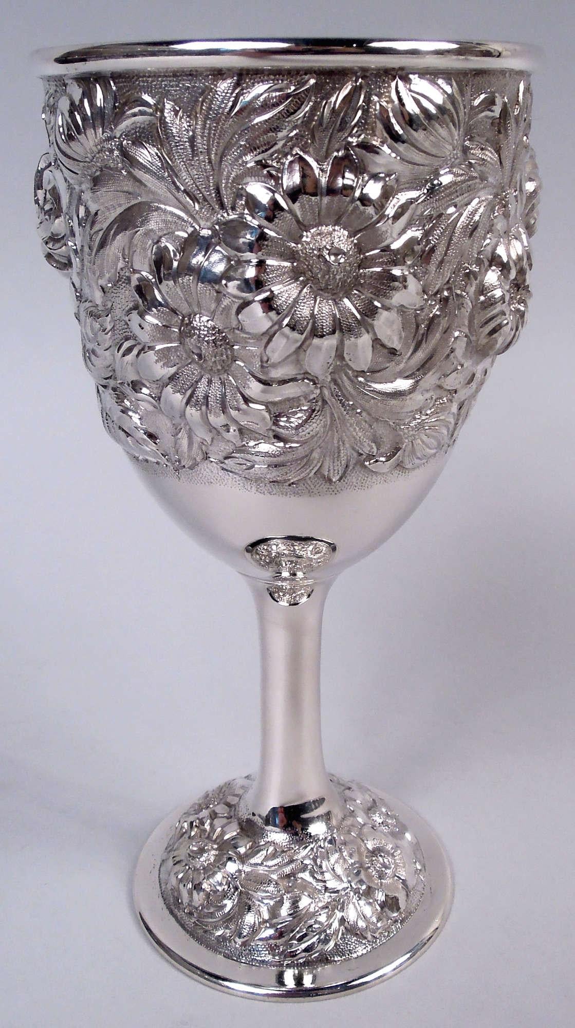 Satz von 4 Bechern aus edwardianischem Sterlingsilber. Hergestellt von Stieff in Baltimore im Jahr 1934. Jede: Ovale Schale auf einfachem zylindrischem Stiel; gewölbter Fuß. Florale Repoussierung mit Knospen, Blüten und Blättern. Schalenboden frei.