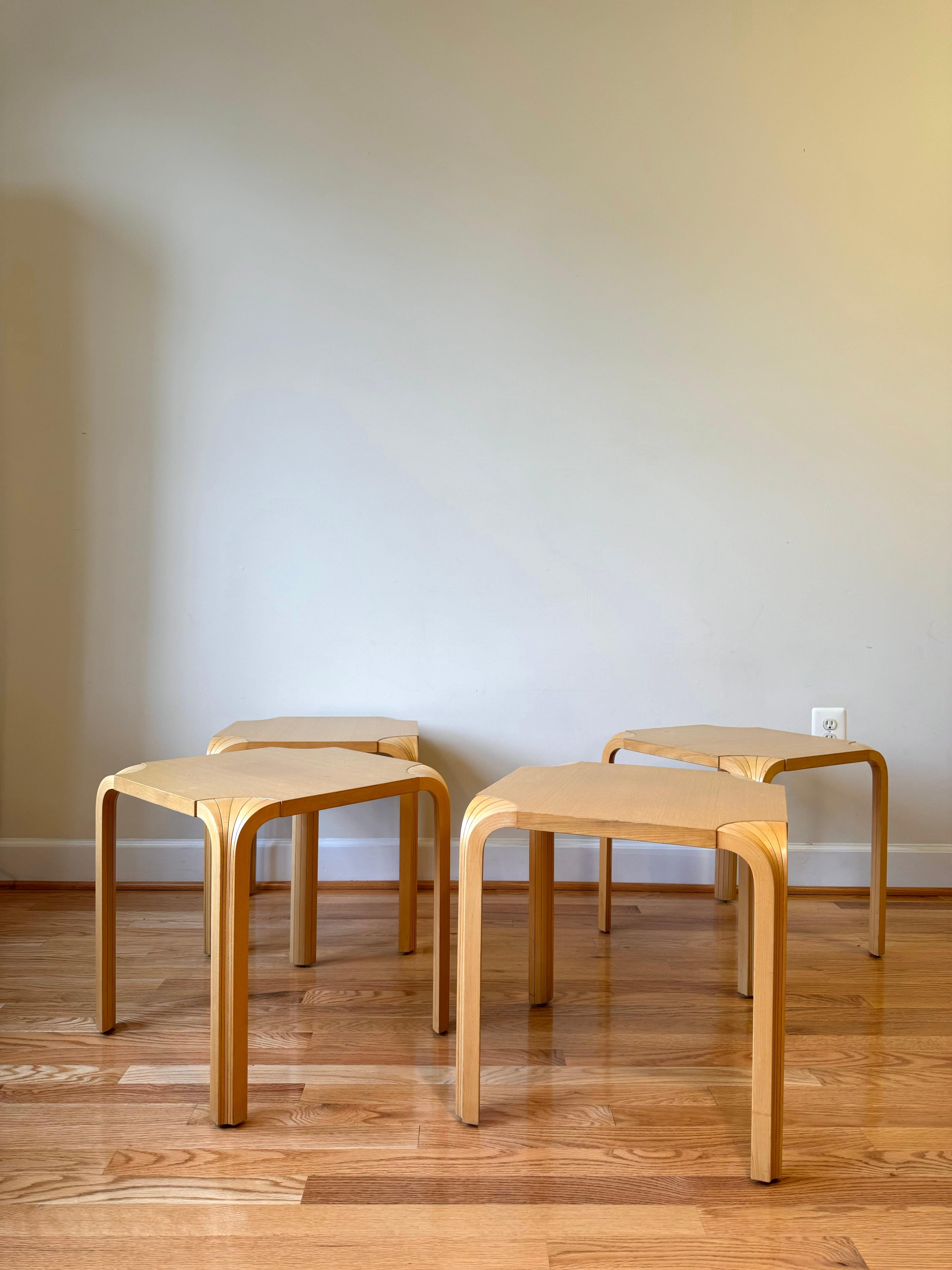Ce tabouret a été conçu par Alvar Aalto en 1954 et présente son impressionnant design en X. 
Les jambes en X sont créées en divisant la jambe en L traditionnelle dans une direction longitudinale et en reconnectant les morceaux pour créer un motif