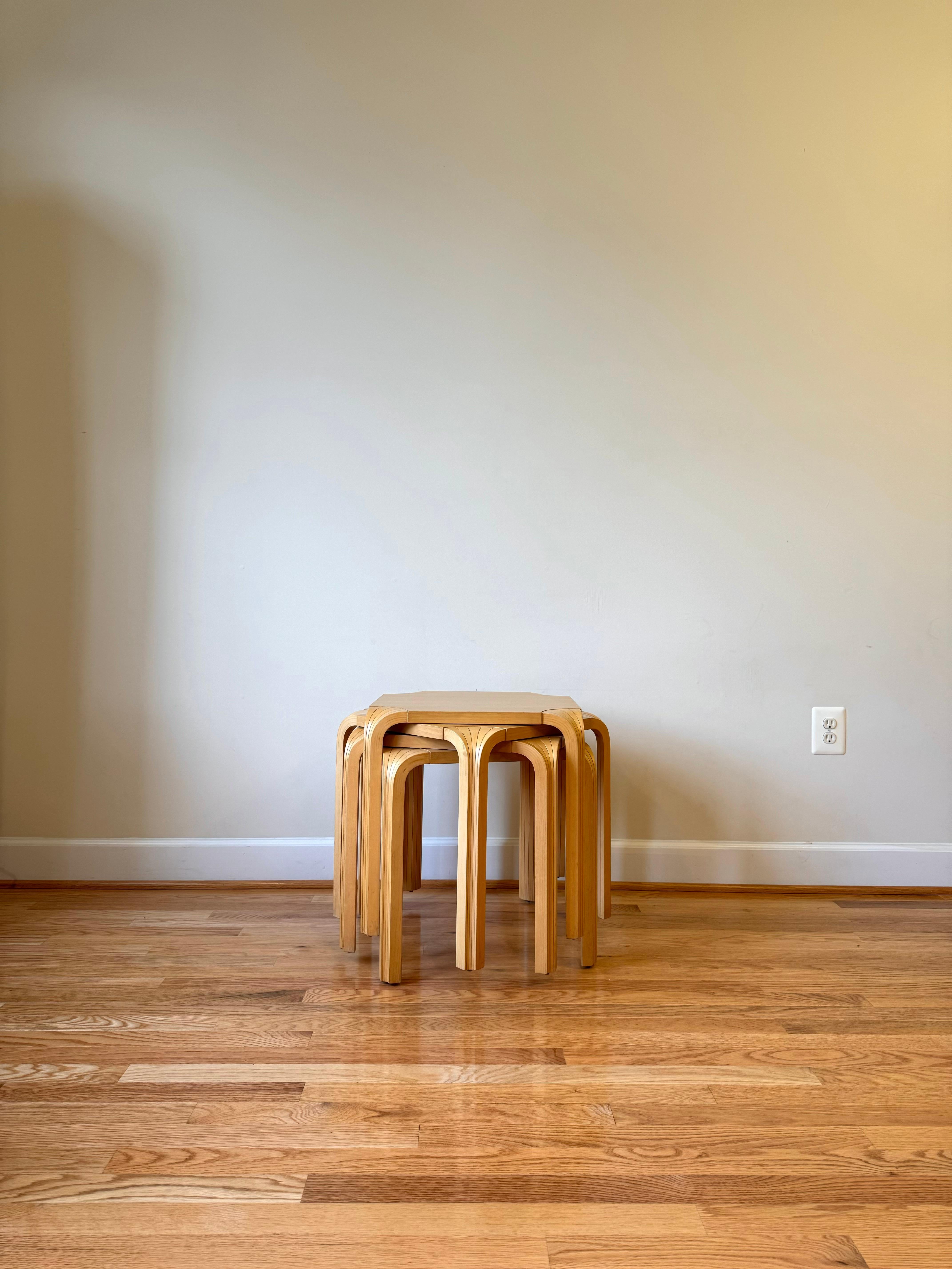 Finlandais Ensemble de 4 tabourets X601 (pied en éventail) pour Artek par Alvar Aalto en vente