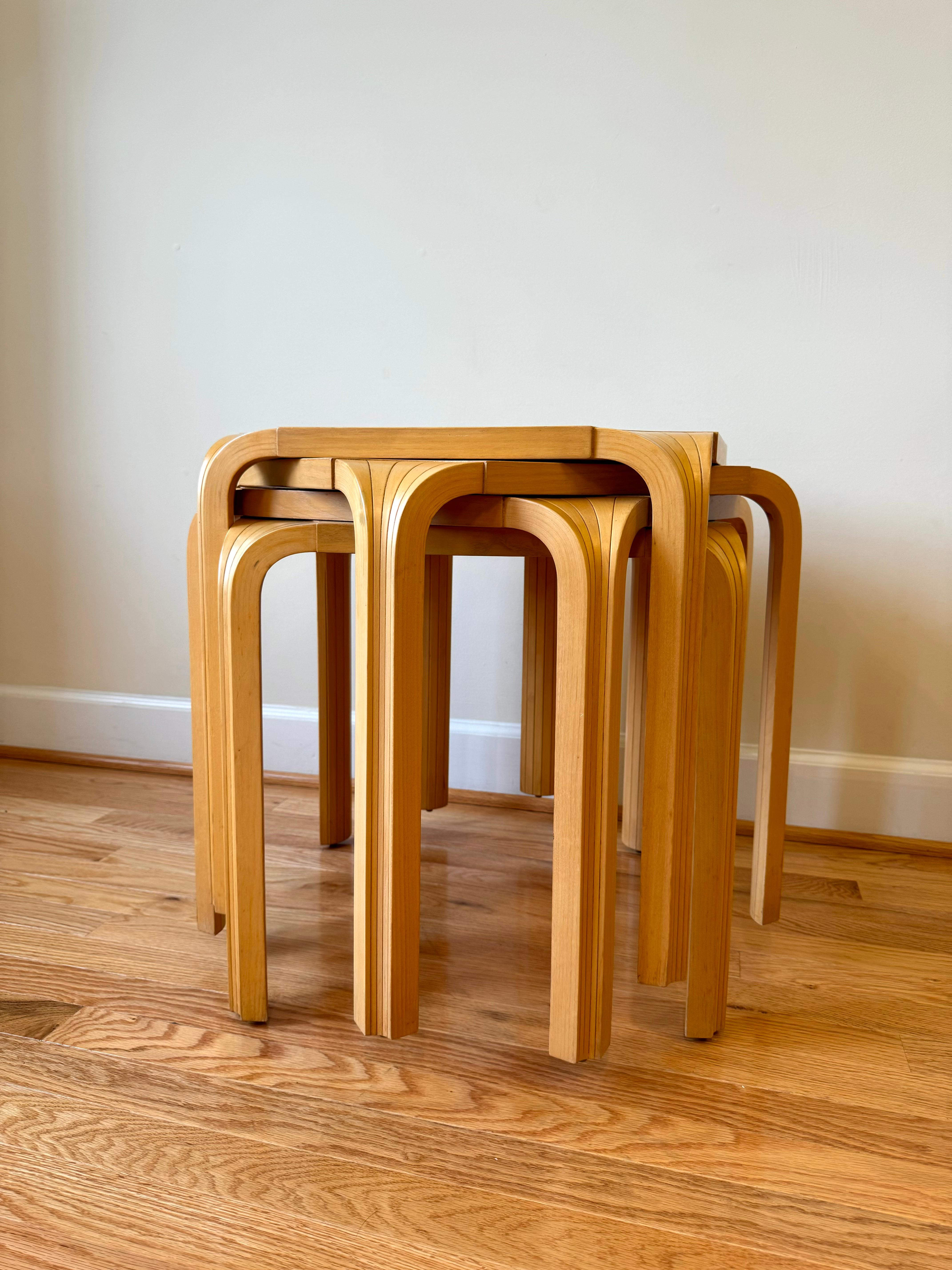 20ième siècle Ensemble de 4 tabourets X601 (pied en éventail) pour Artek par Alvar Aalto en vente