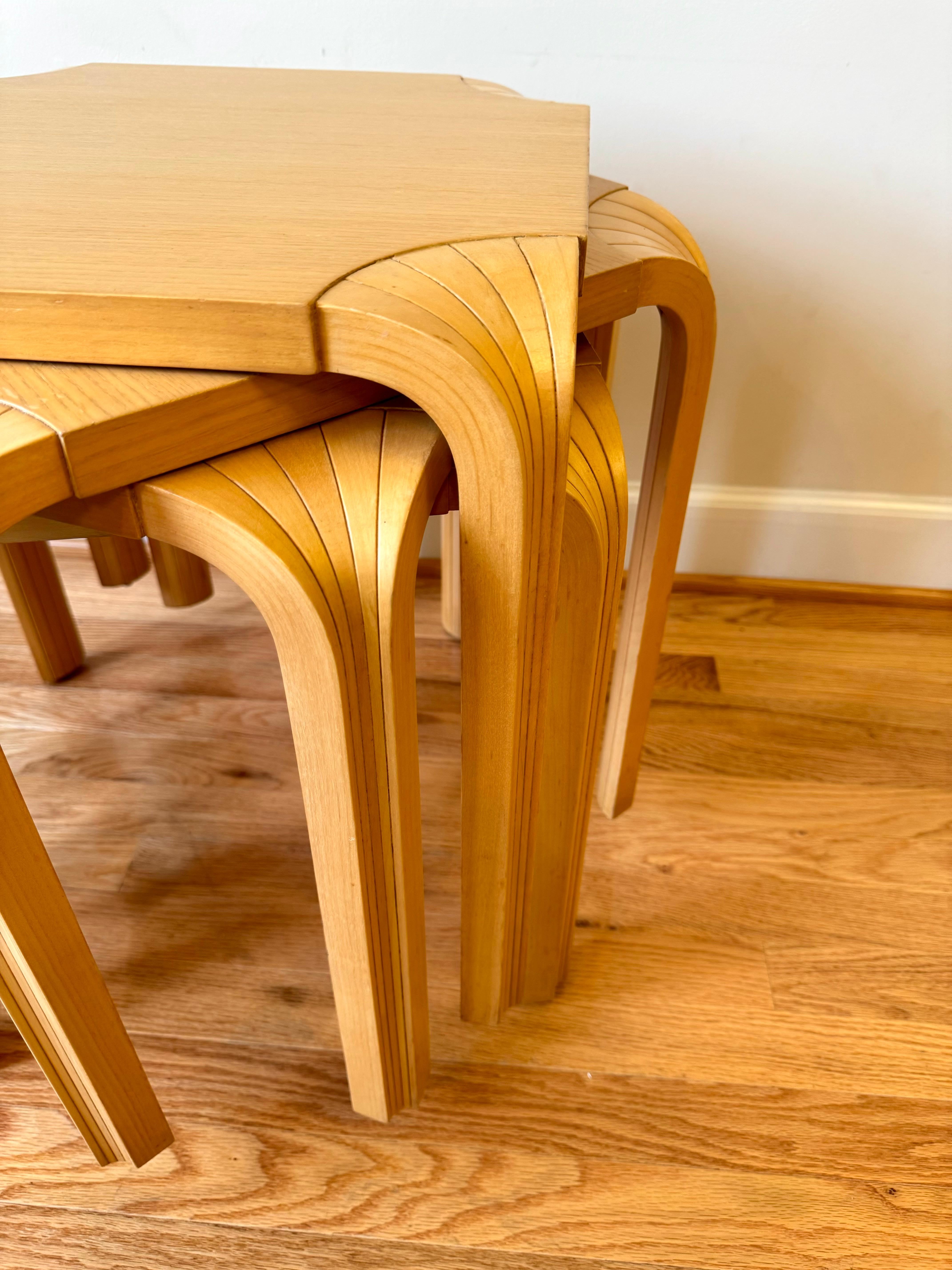 Bois cintré Ensemble de 4 tabourets X601 (pied en éventail) pour Artek par Alvar Aalto en vente