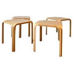 Juego de 4 taburetes X601 (pata de abanico) para Artek de Alvar Aalto