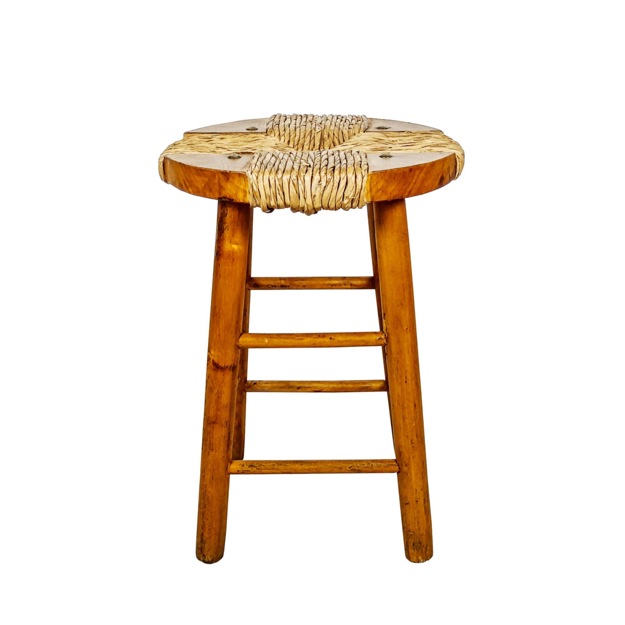 Ensemble de 4 tabourets, peuplier et paille  avec des clous décoratifs en laiton.

Espagne vers 1970
