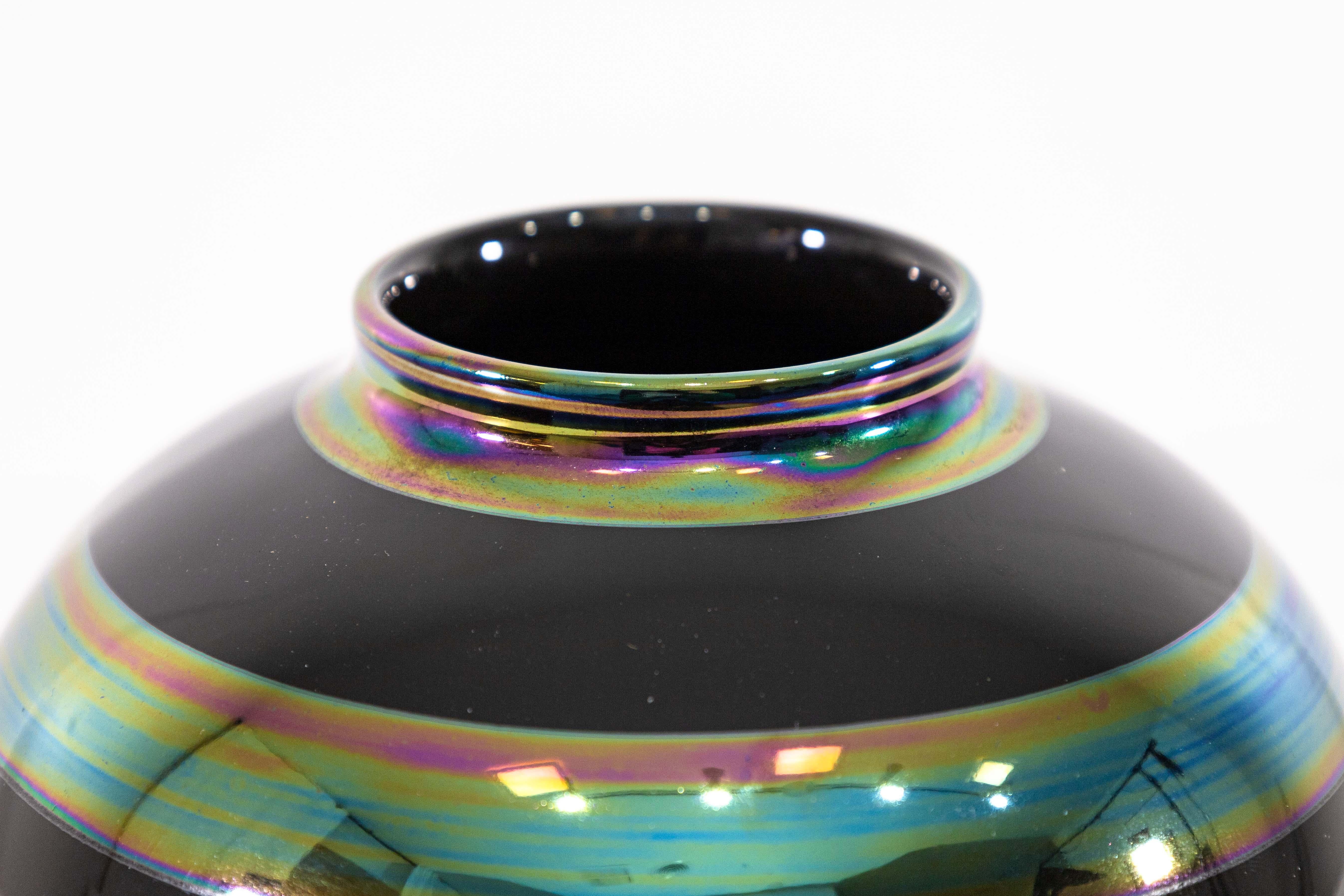 Postmoderno Set di 4 vasi in ceramica nera iridescente a righe Contemporary Modern in vendita