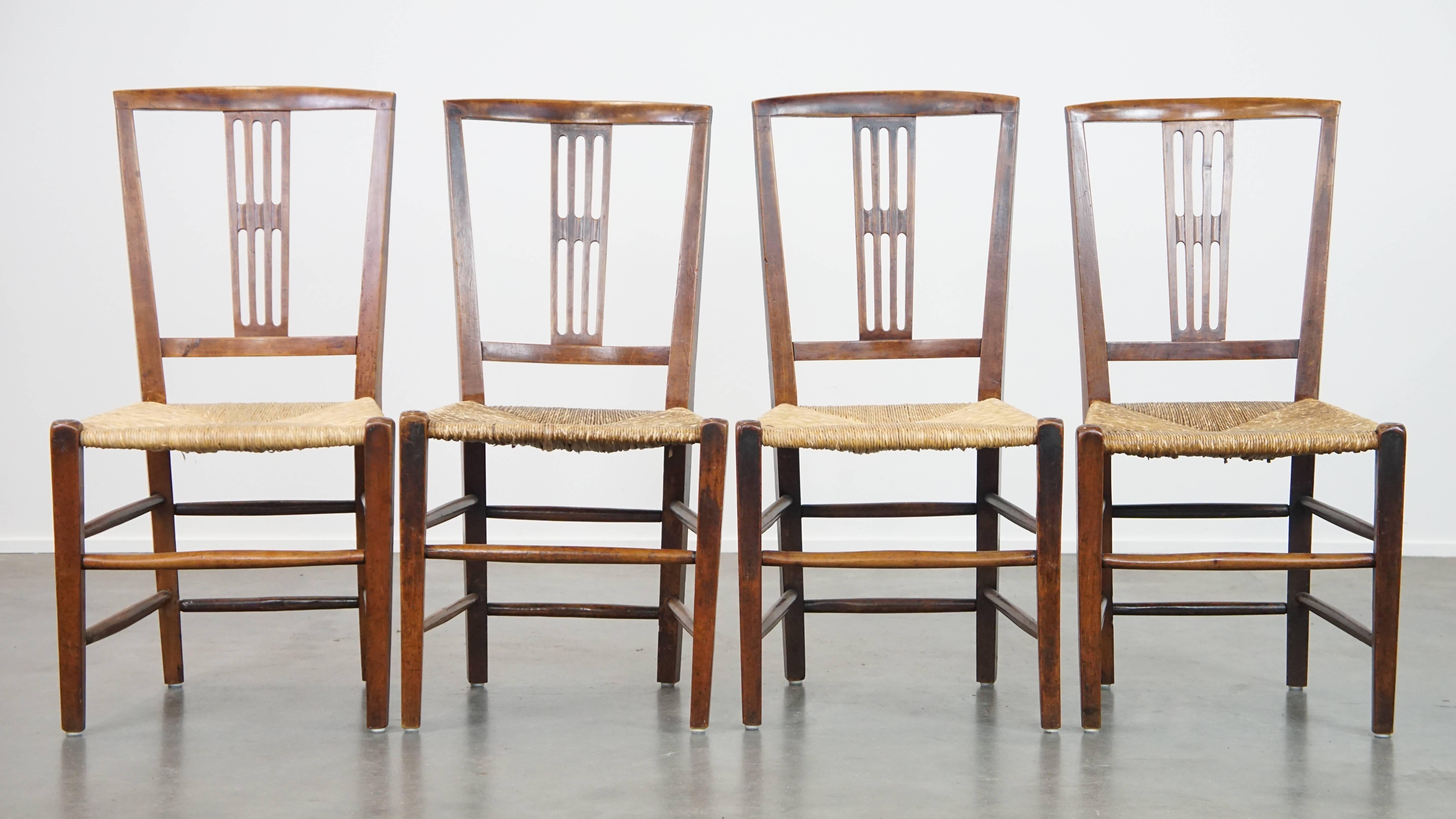 Can you already picture this timeless set of 4 English dining chairs at your table? Thanks to their design and use of materials, they fit perfectly with both modern and classic tables. Due to responsible use and their considerable age, they have