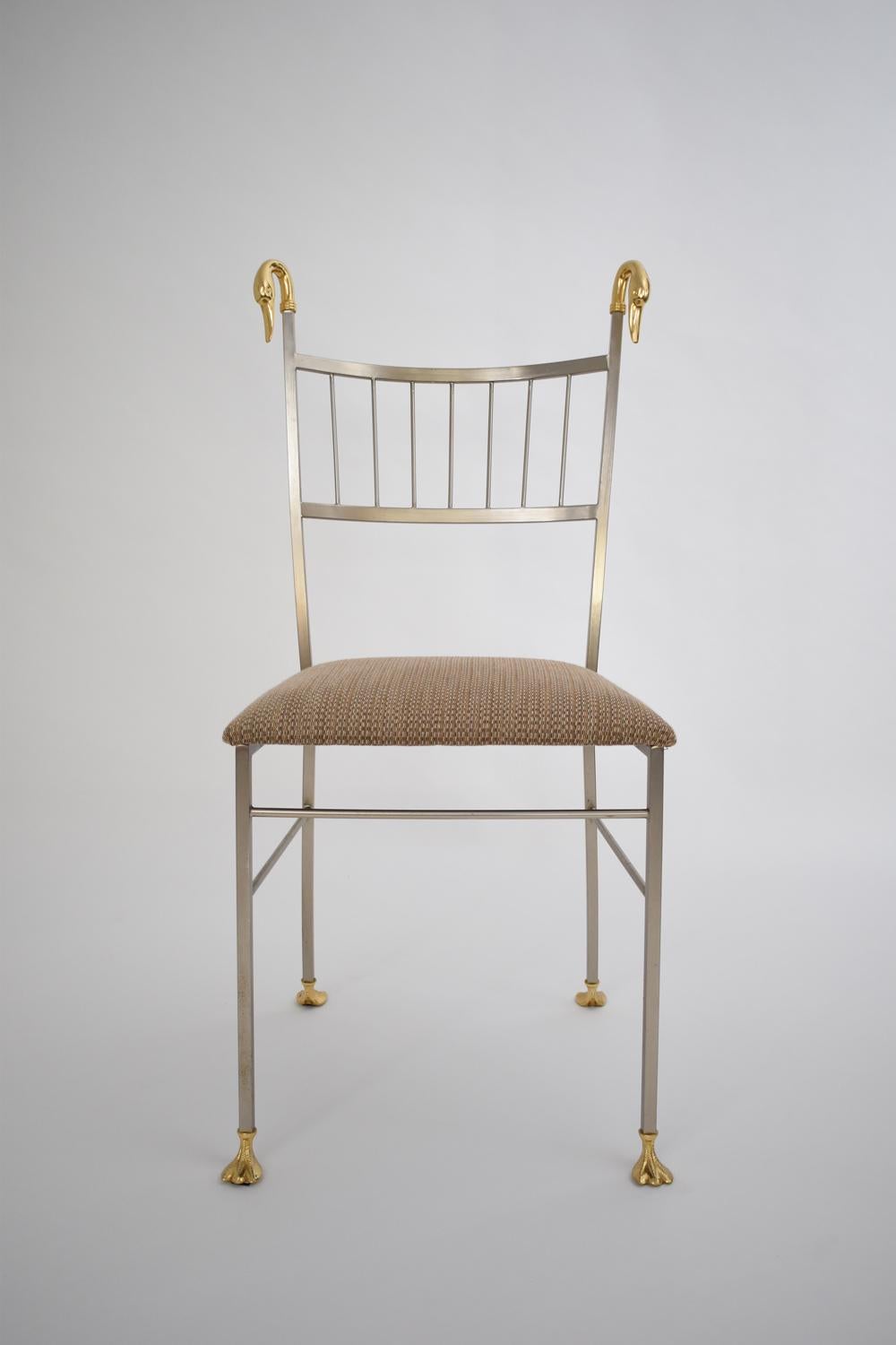Ensemble de 4 chaises de cygne en acier avec des têtes de cygne en laiton et des pieds aux extrémités. ÉTATS-UNIS, 1970. 