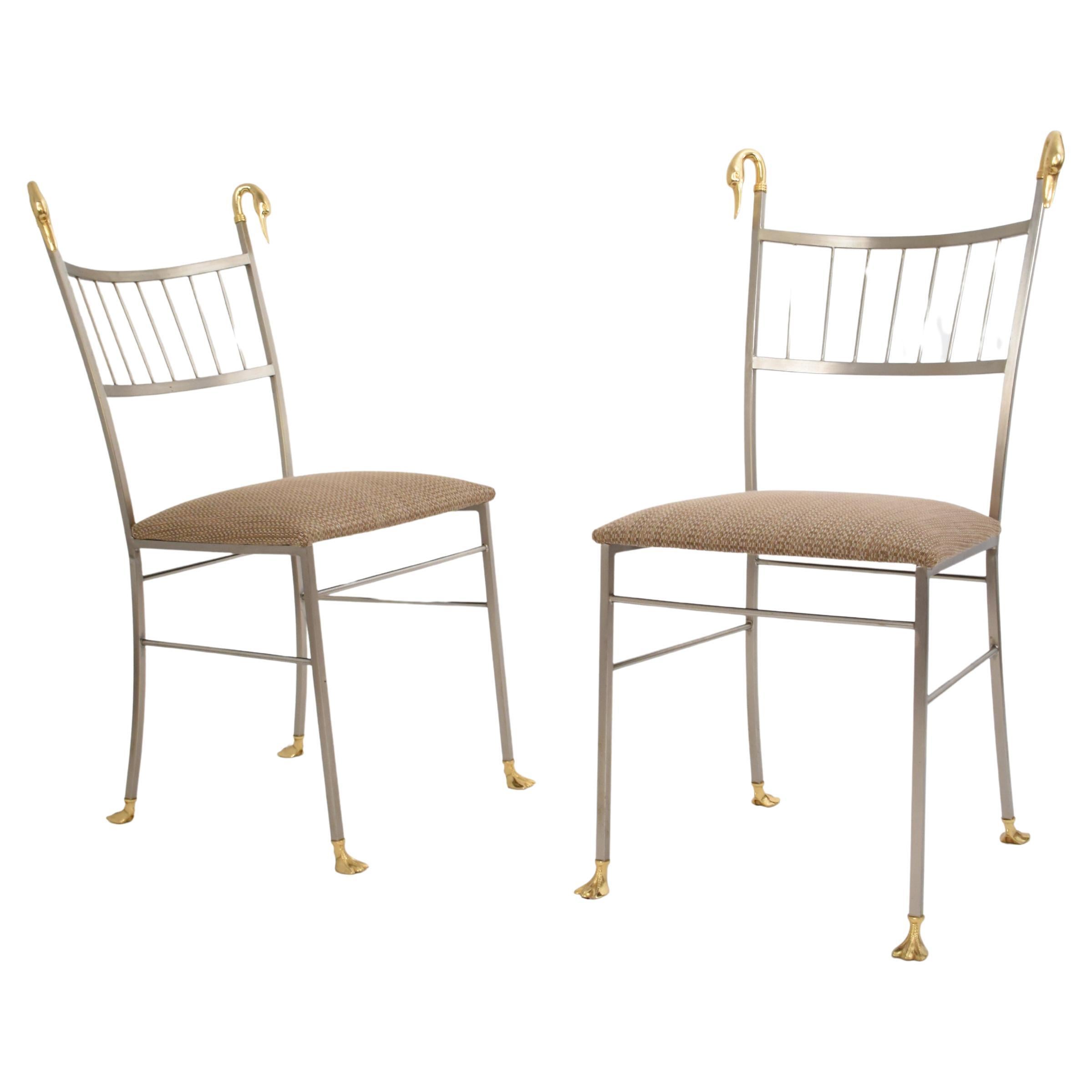 Does the Swan chair swivel?