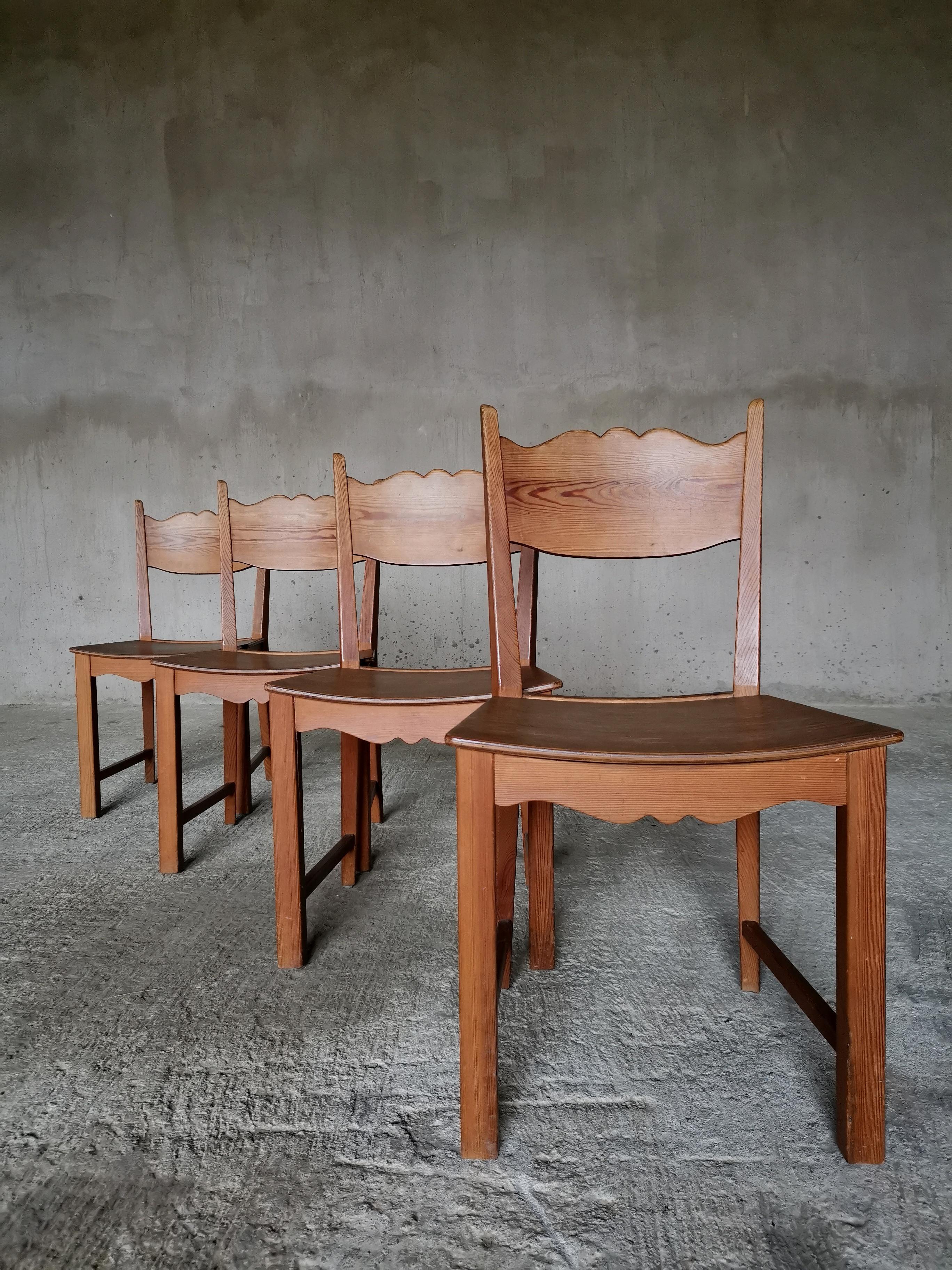 Set of 4 Swedish 1930s dining chairs in solid pine, style of Axel Einar Hjorth  For Sale 2