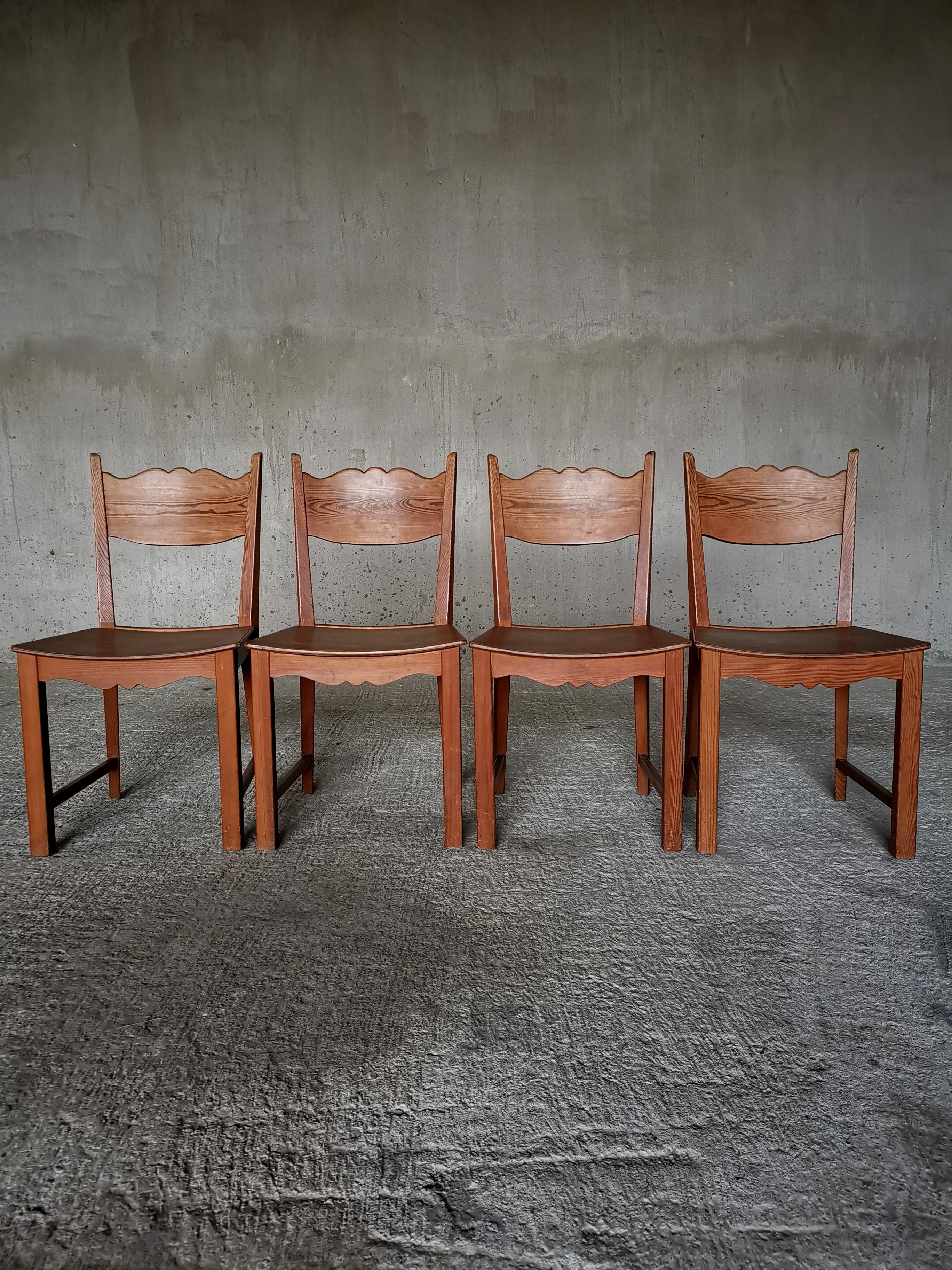 Set of 4 dining chairs in solid pine, style of Axel Einar Hjorth's 