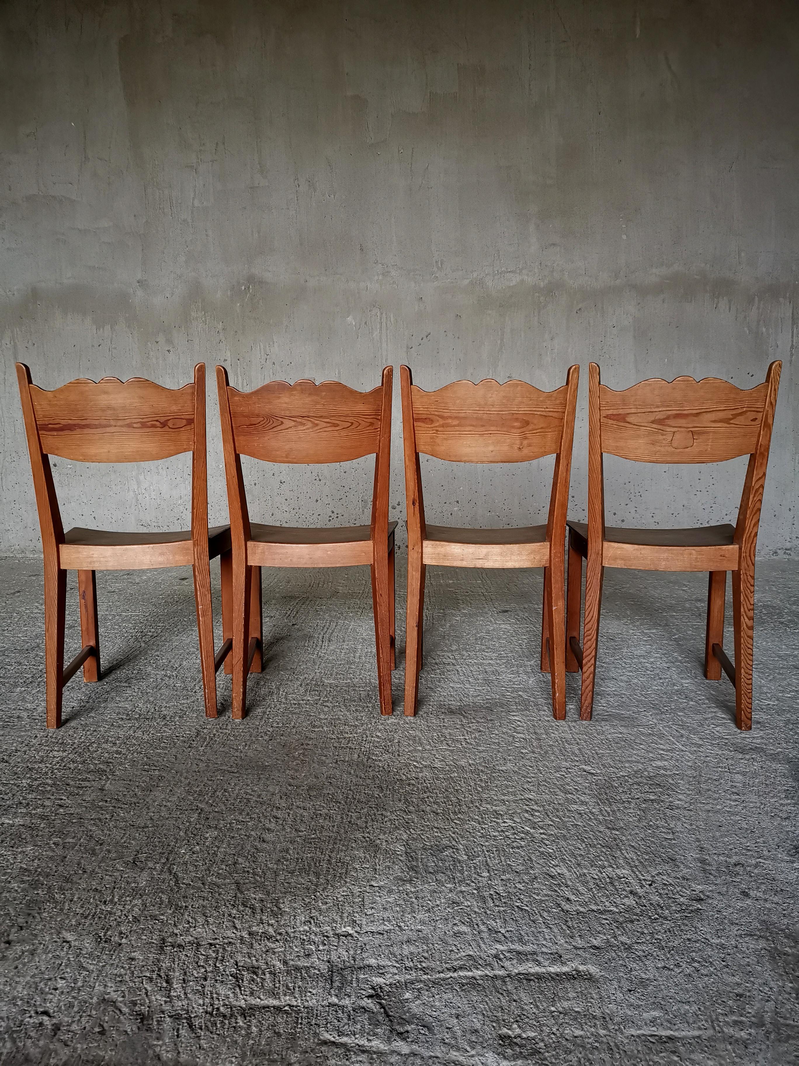 4 schwedische Esszimmerstühle aus massiver Kiefer aus den 1930er Jahren, im Stil von Axel Einar Hjorth  (Skandinavische Moderne) im Angebot