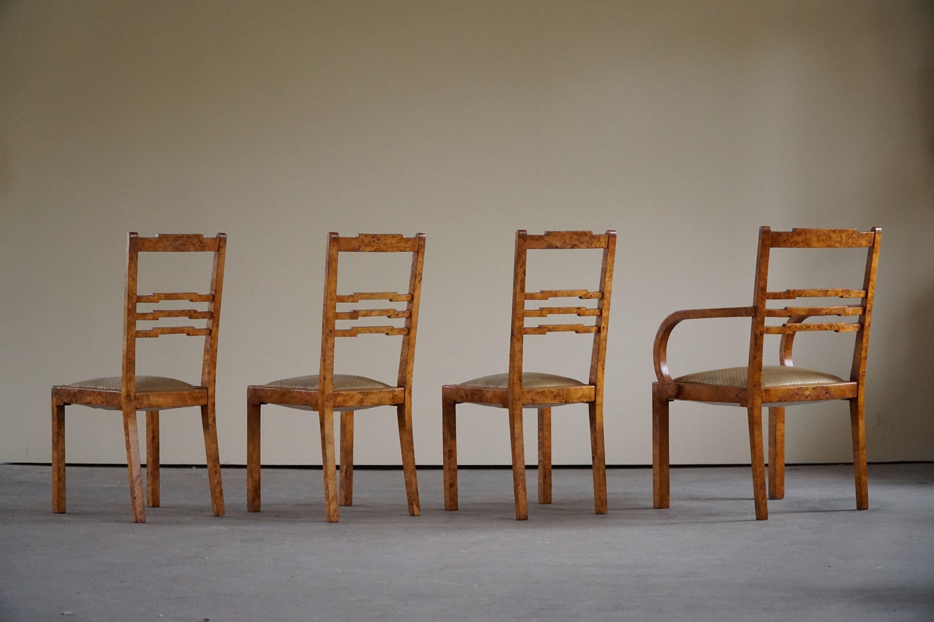 Set of 4 Swedish Art Deco armchairs in birch root and golden fabric, early 20th century.

Greet veener work, that shows a beautiful structure in these decorative chairs.

Measurements chairs: 96 cm H 43 cm W 42 cm D 44 cm sh
Measurements