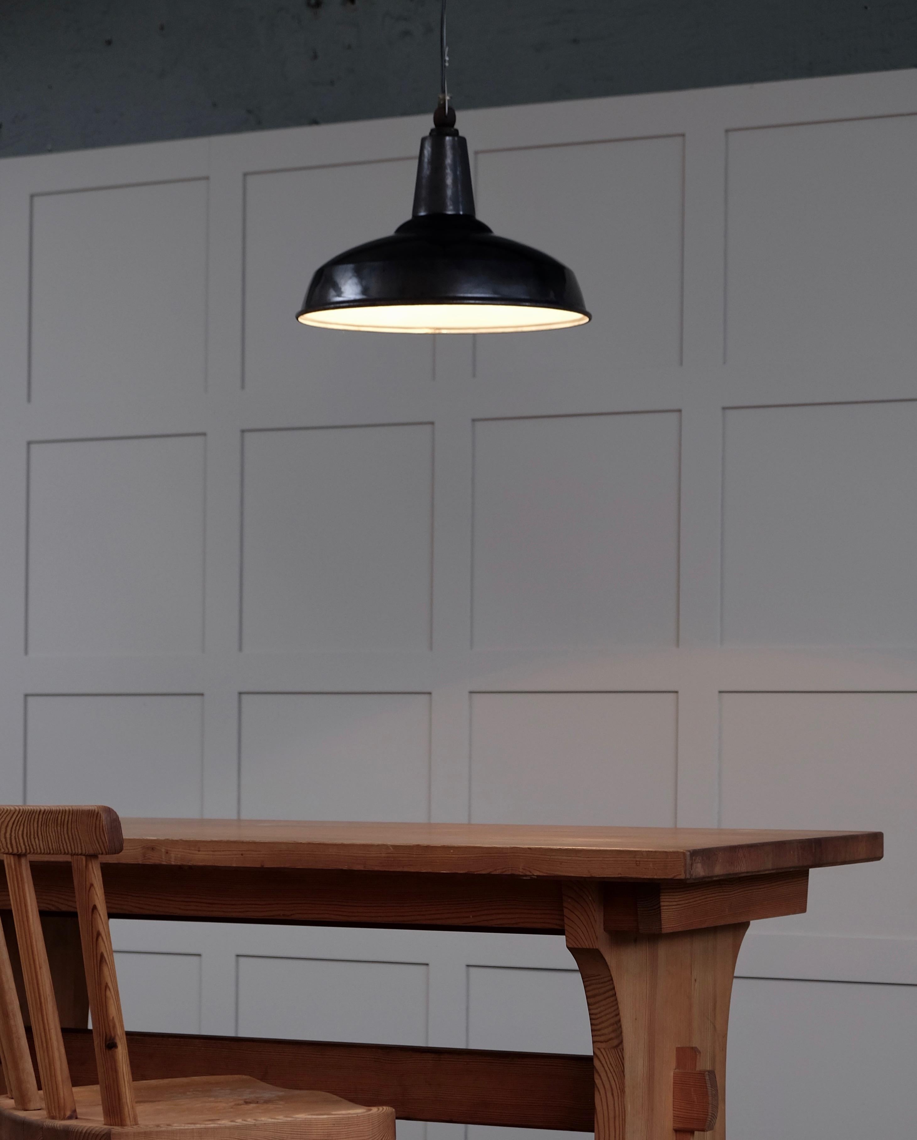 - Il prezzo di listino è per un singolo (1) ciondolo
- Prodotto in Svezia, all'inizio degli anni '30
- Paralume smaltato con il giusto look industriale
- Bellissimo colore nero originale con segni di utilizzo/patina/ruggine
- Nuovo cablaggio,